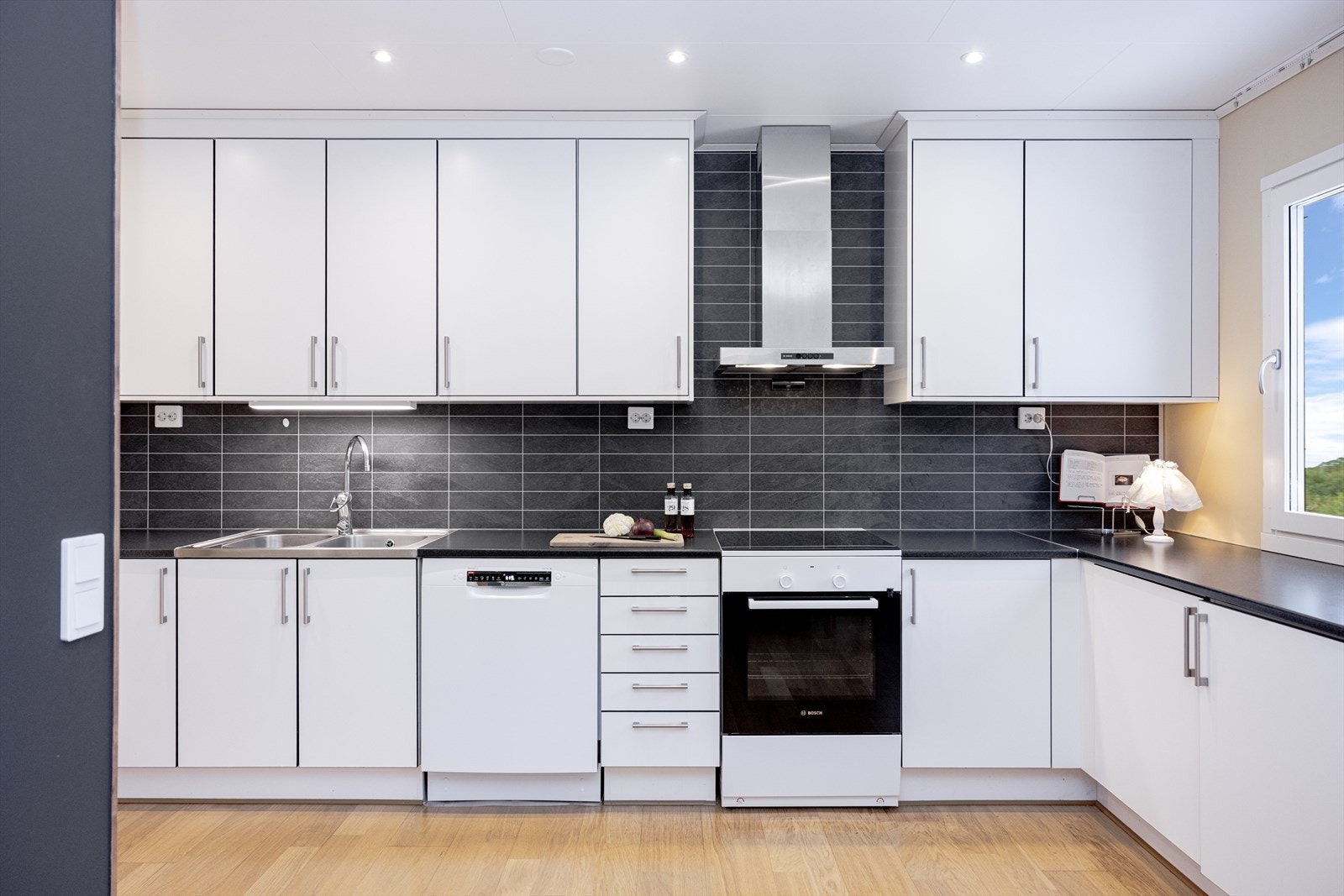 Videre er kjøkkenet utstyrt med plass til frittstående komfyr og oppvaskmaskin. Se pkt. innbo og løsøre for nærmere beskrivelser om hvilken hvitevarer som medfølger. Galleribilde