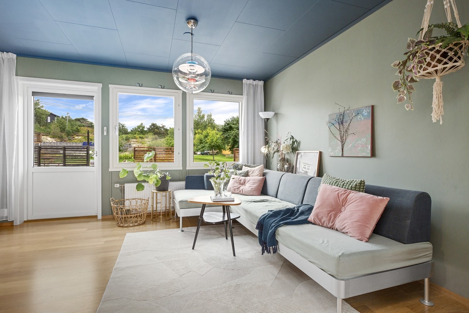 Boligen er malt i fine farger og har pent gulv. Galleribilde