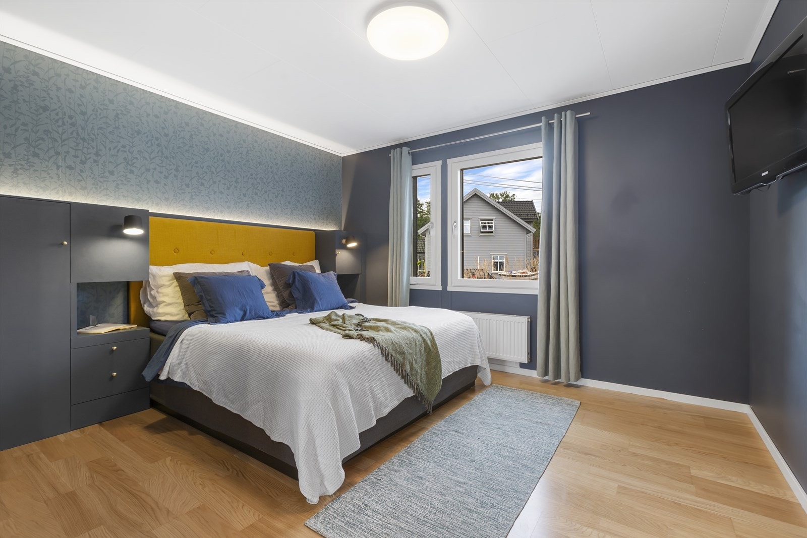 Videre byr boligen på fem soverom. Soverommene er beliggende i både første- og andre etasje. Galleribilde