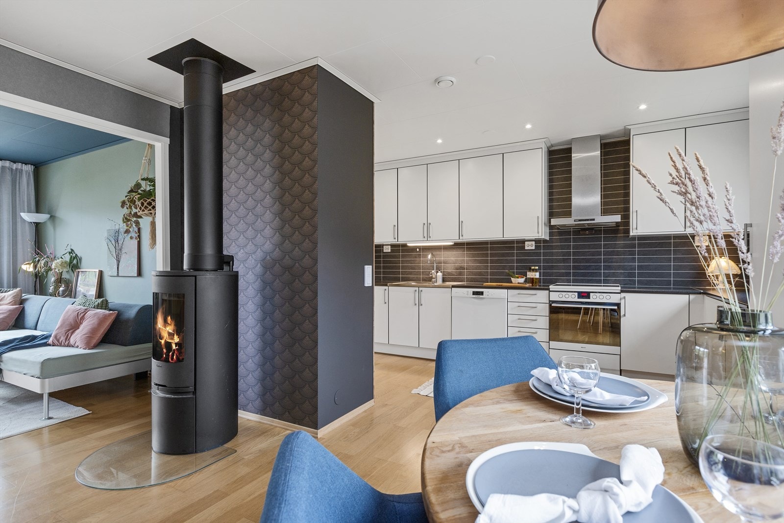 Mellom stuen og kjøkkenet er det montert vedovn, som avgir god varme på kalde dager og er et hyggelig element i rommet. Galleribilde