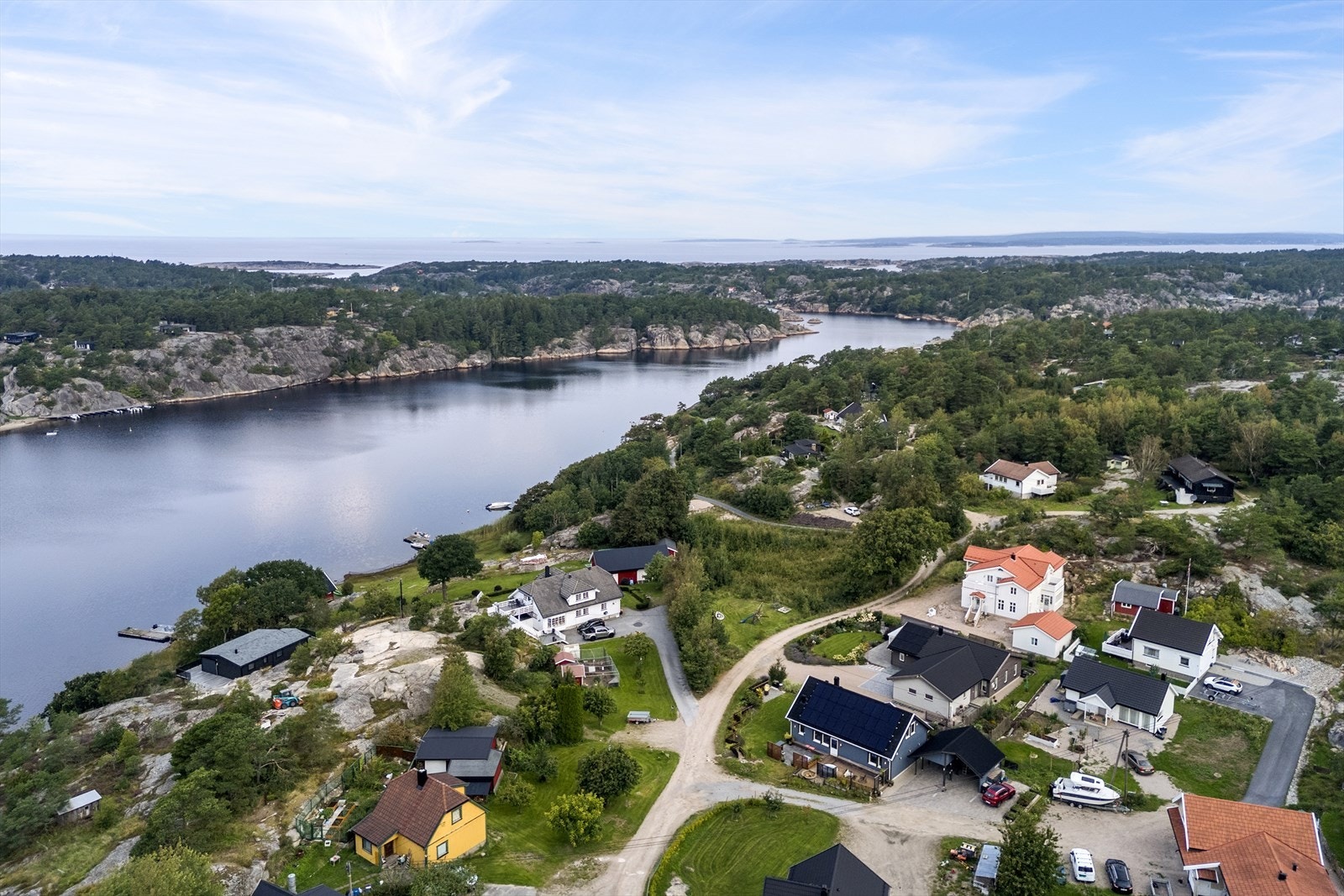 Her bor du i fantastiske omgivelser med flott natur, nærhet til fine badeplasser og skjærgården. Galleribilde