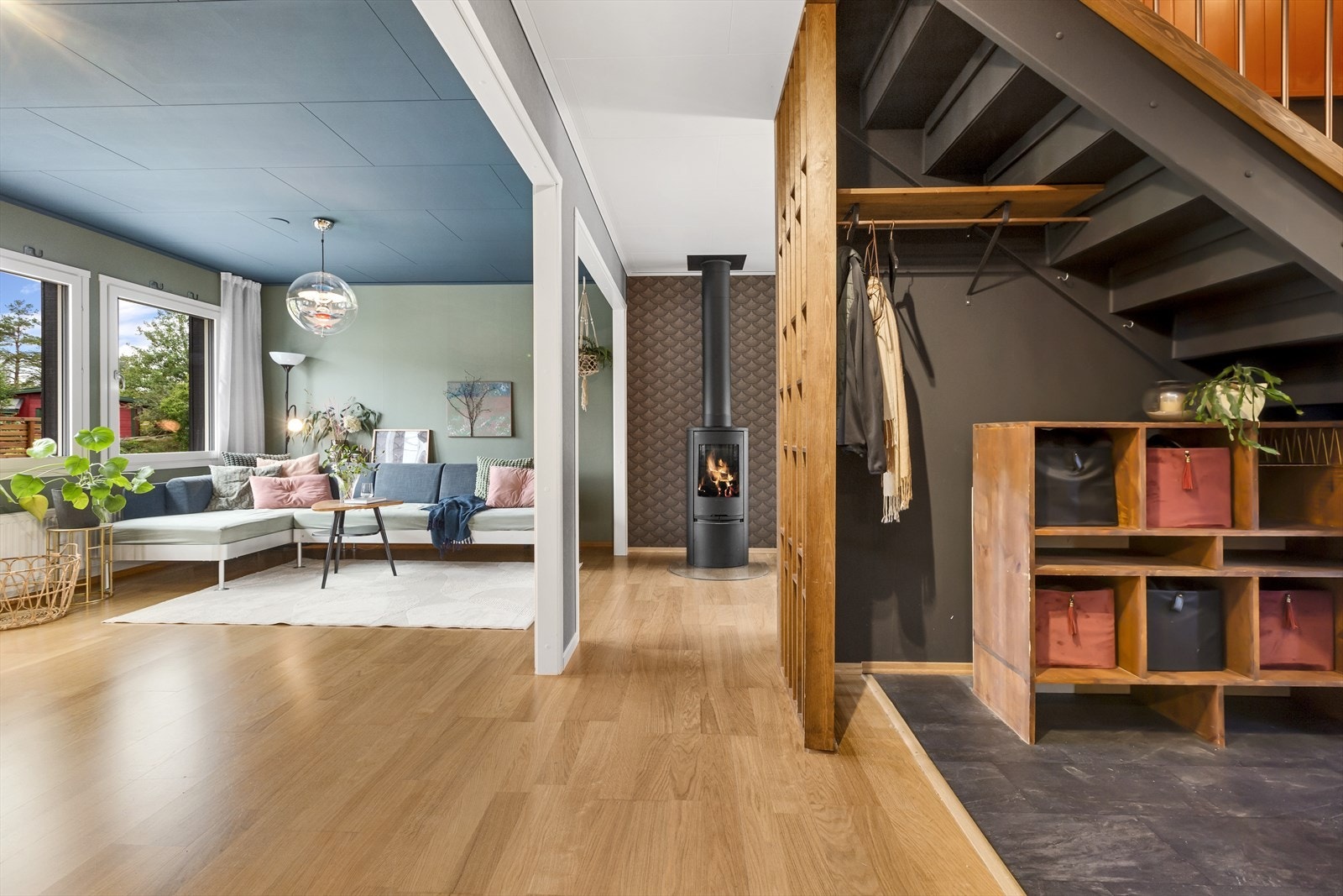 Boligen byr på lyse og luftige oppholdsrom. Galleribilde