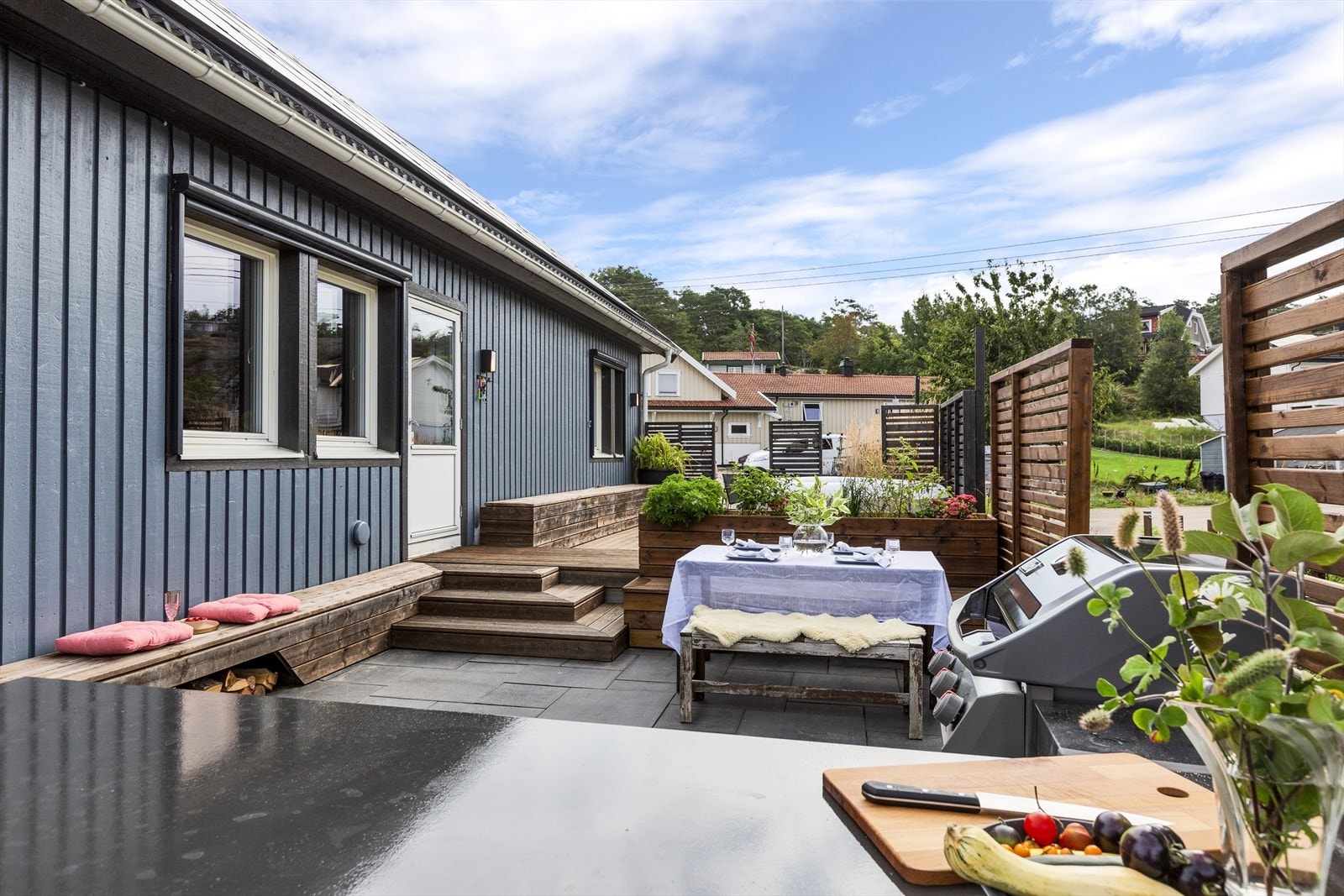 Fra stuen er det utgang til solrik uteplass, hvor fine dager enkelt kan nytes. Galleribilde