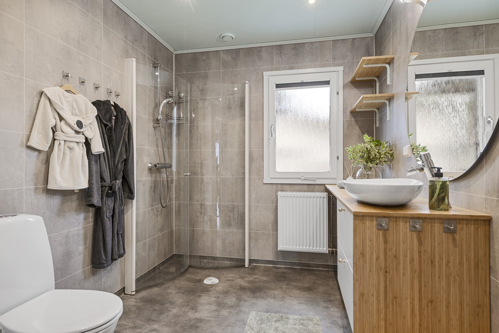 Boligen har bla. to bad og ett vaskerom.
Boligen byr på et fint baderom fra byggeår som er med vinylbelegg på gulv og baderomsplater på vegger. Galleribilde