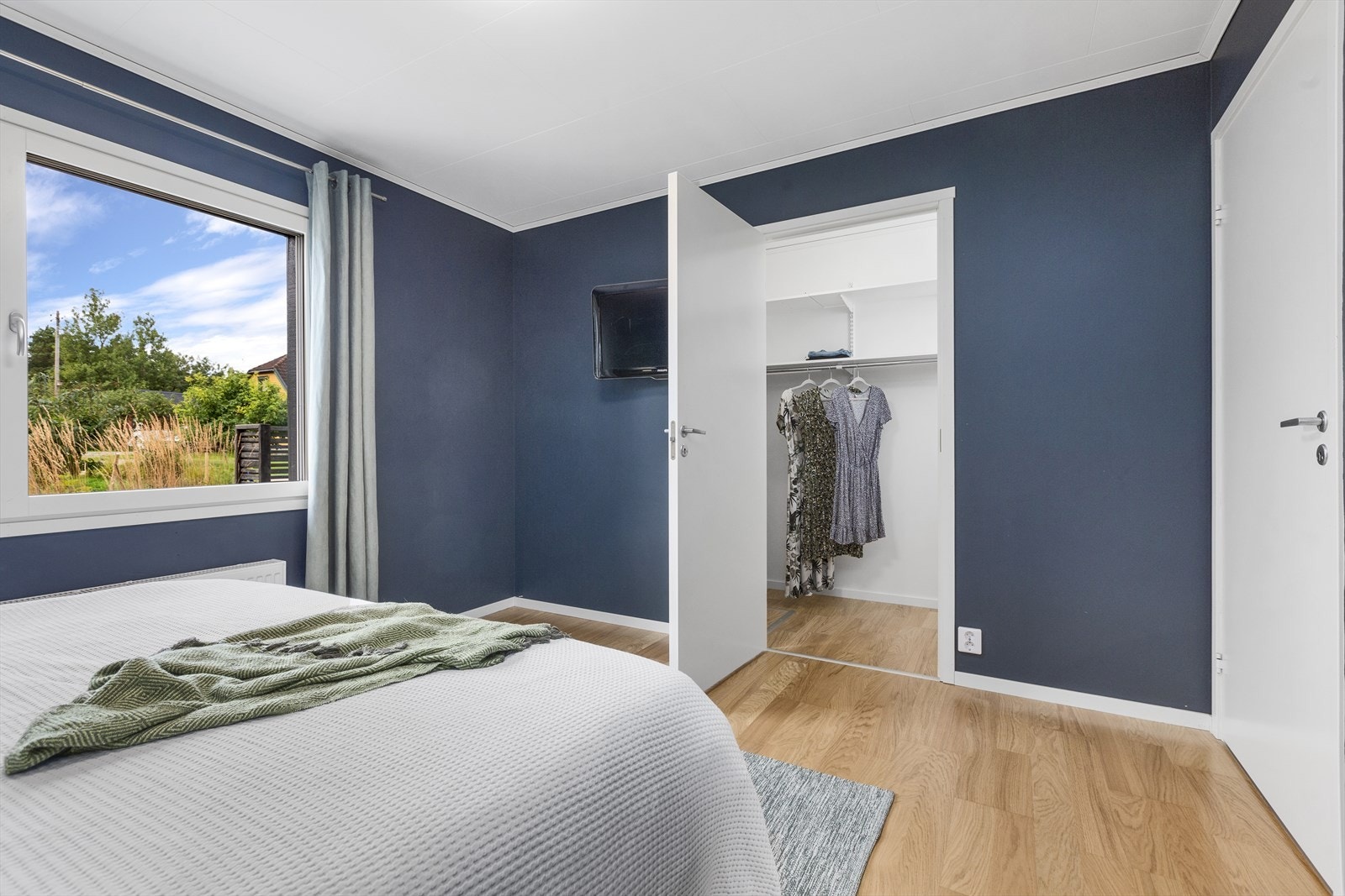 Fra hovedsoverommet er det adkomst til bod, som er innredet som walk-in closet. Her er det god plass til oppbevaring av klær og annet. Galleribilde