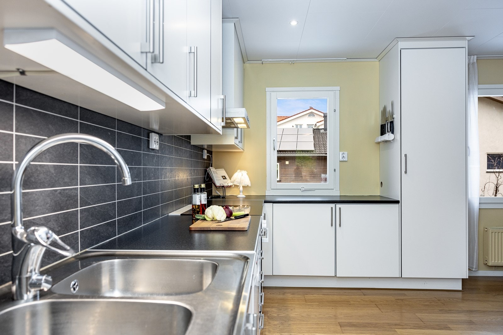 Kjøkkenet er innredet i en praktisk form, med godt med skap- og oppbevaringsplass. Innredningen er med glatte fronter og benkeplate i laminat. Galleribilde