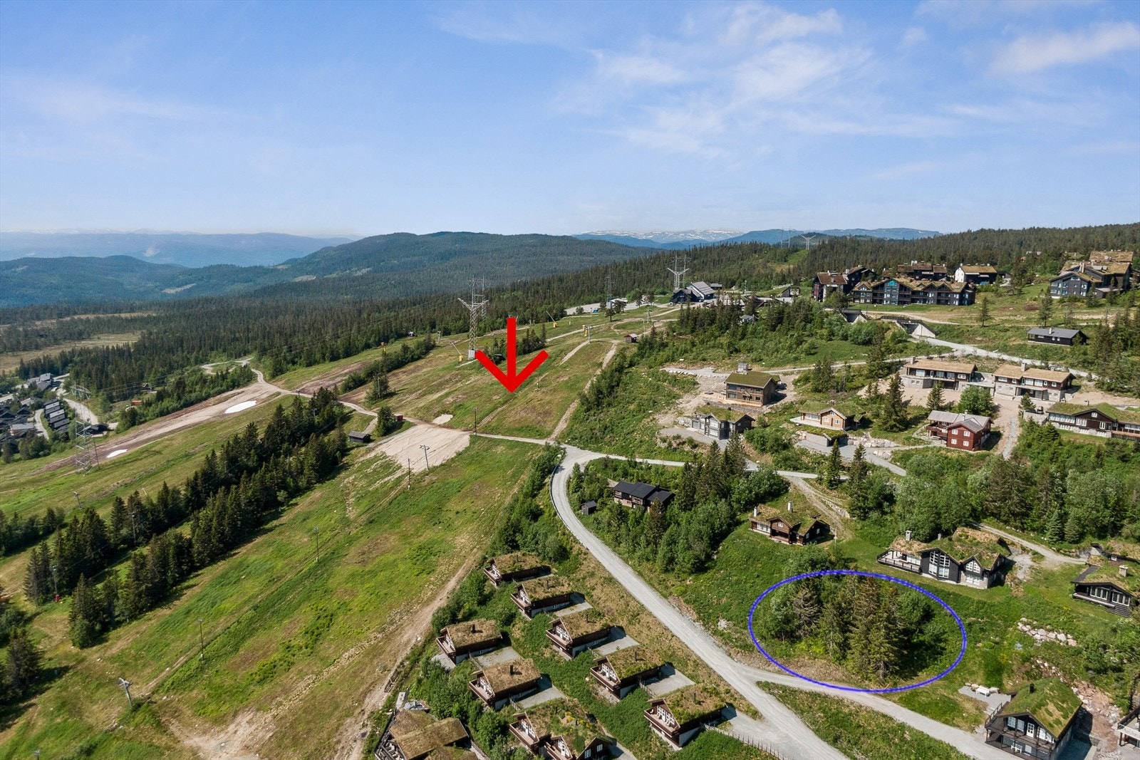 Alpinbakken i forhold til hyttetomten Galleribilde