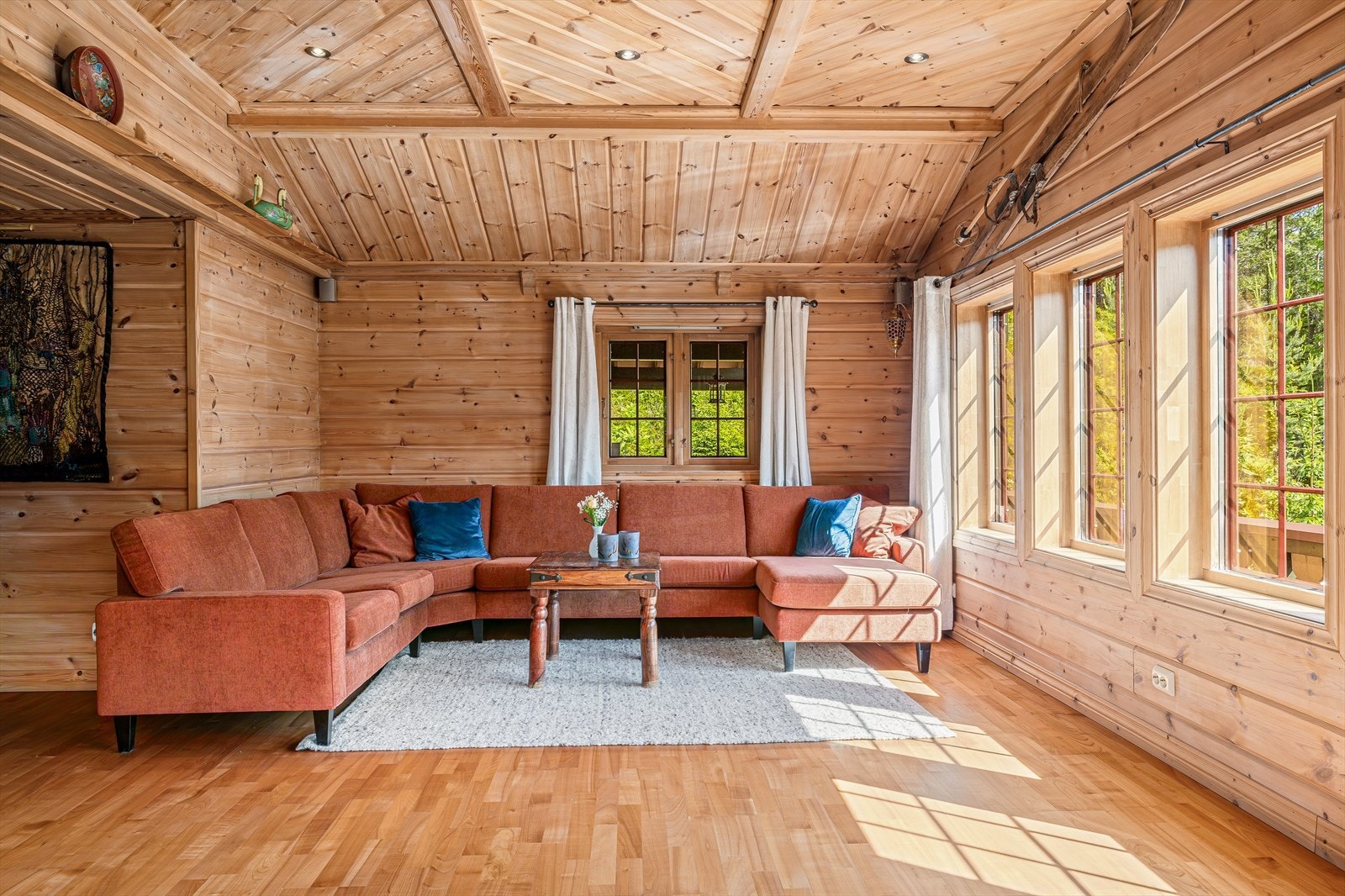 God plass til flere sittegrupper i stuen Galleribilde