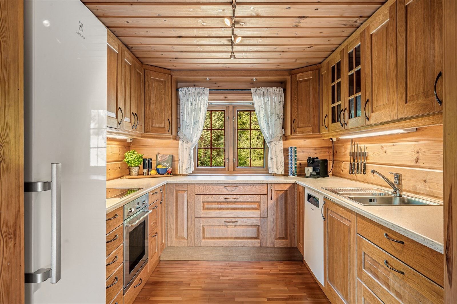 Kjøkkenet har godt med benkeplass og skapplass Galleribilde