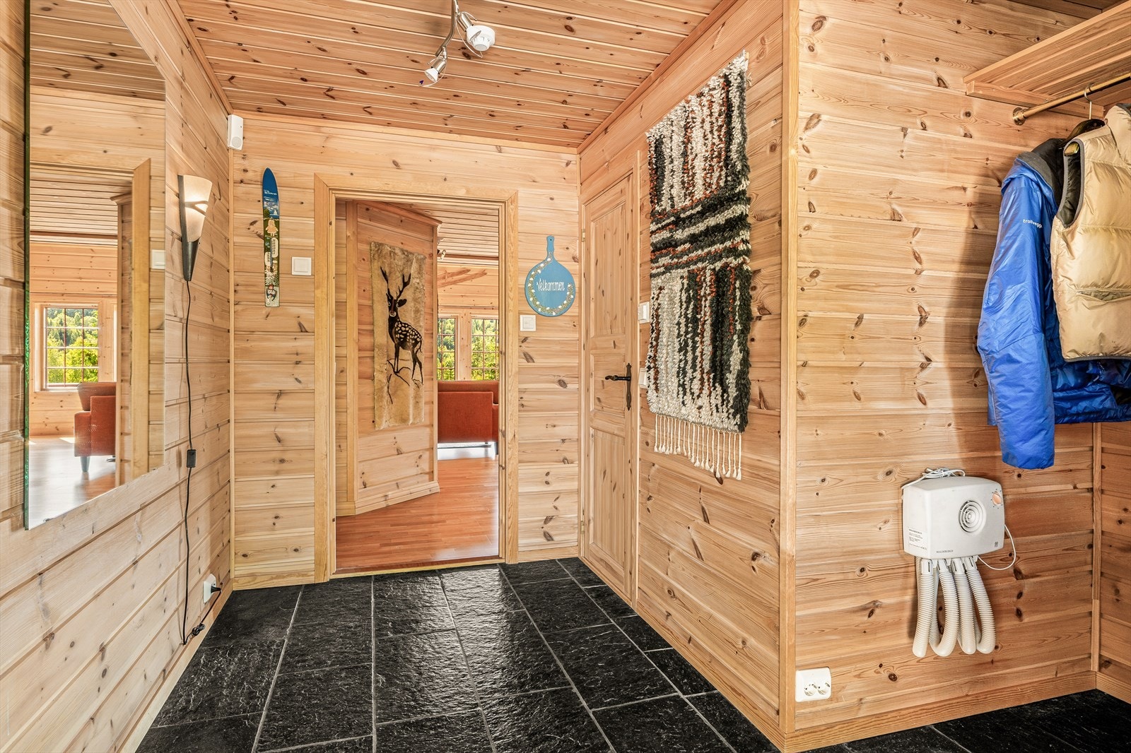 Gangen er flislagt og har tilgang til toalett. Galleribilde