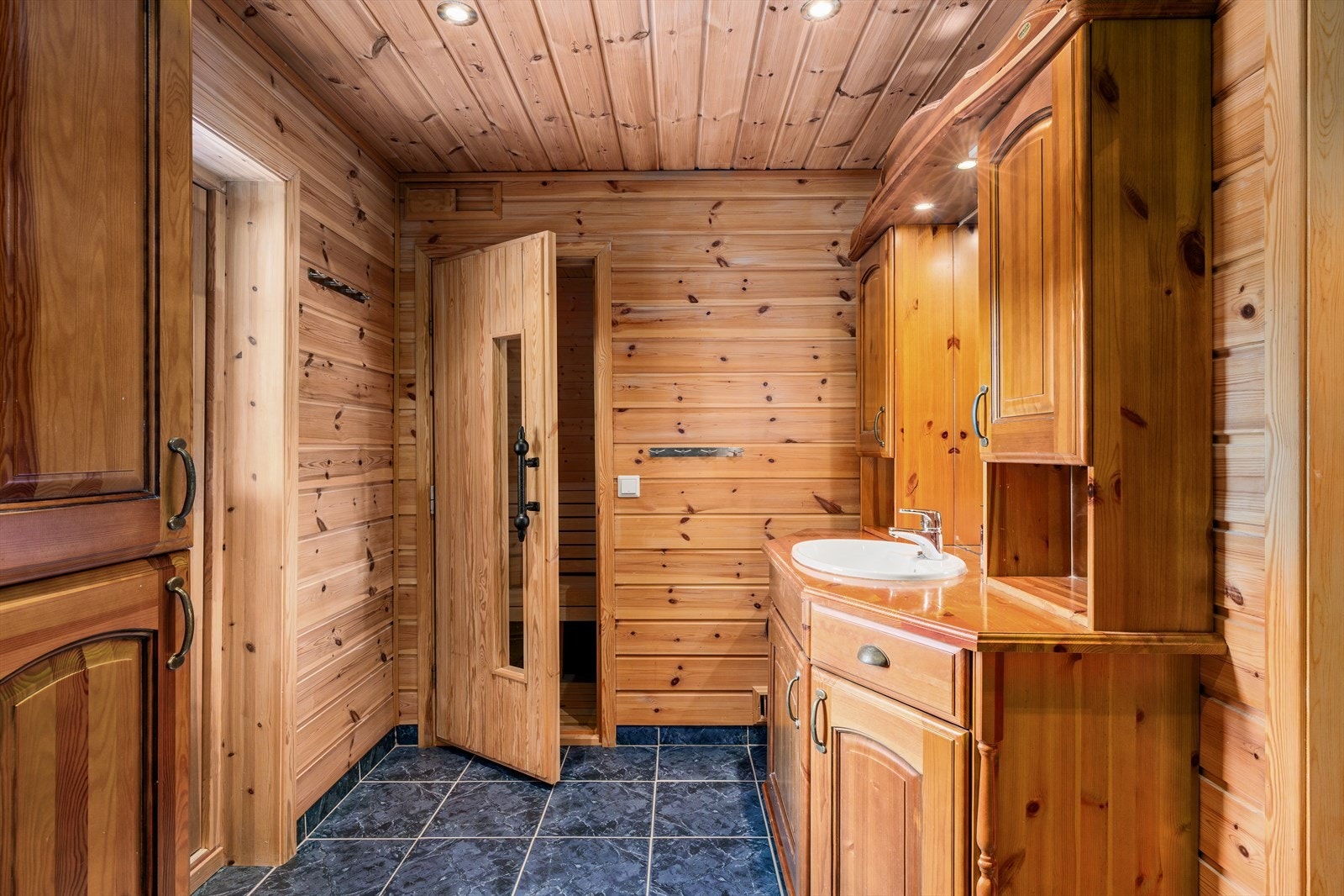 Badet med direkte adkomst til badstuen Galleribilde