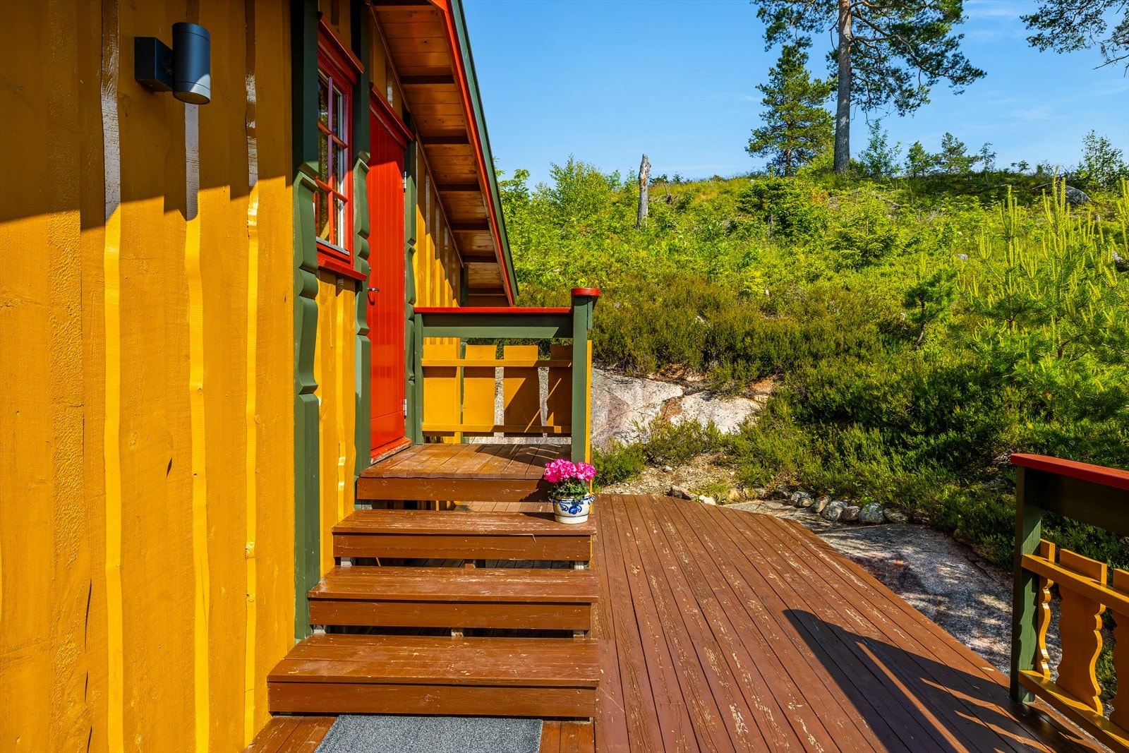 Garasjebygget og inngangen til 2. etg. Galleribilde