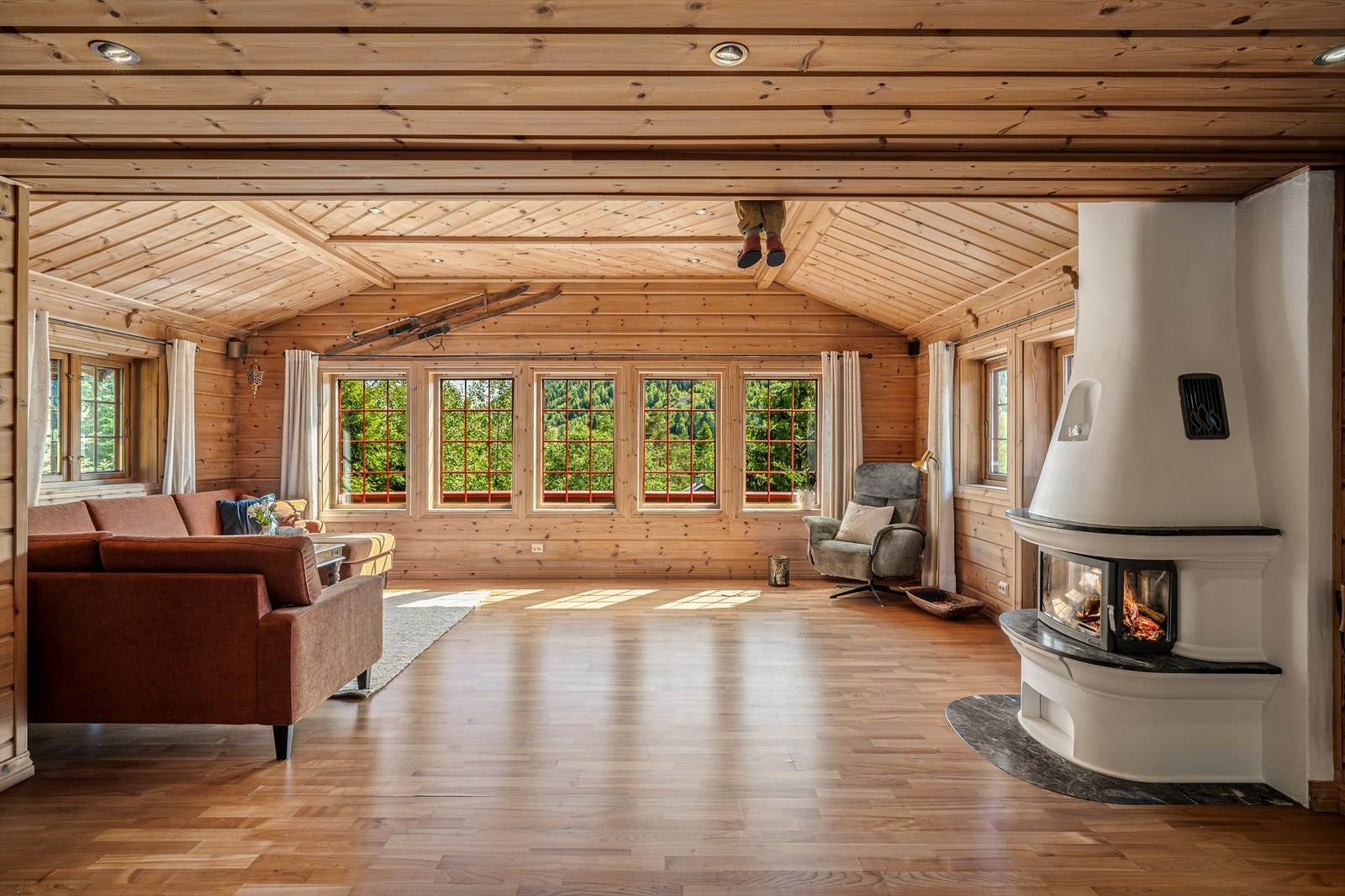 Legg merke til fine detaljer i stue med flere vinduer som gir mye naturlig lys inn Galleribilde