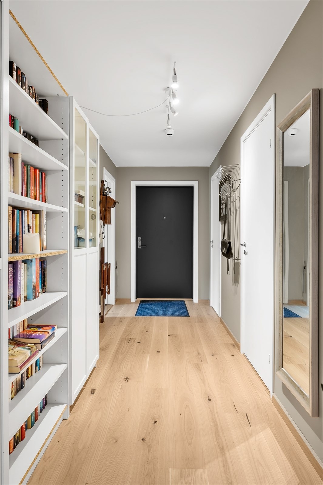 Den langstrakte gangen gir rom for ekstra oppbevaring. Galleribilde