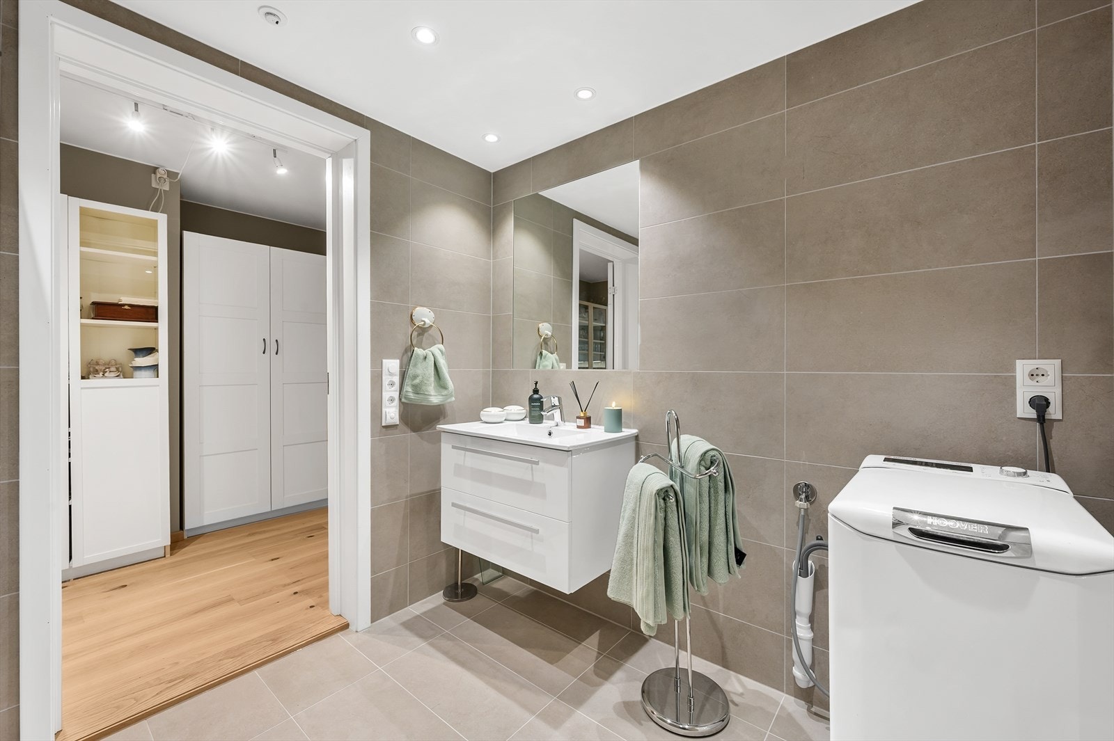 Badet er utstyrt med servant, toalett og dusj. Galleribilde