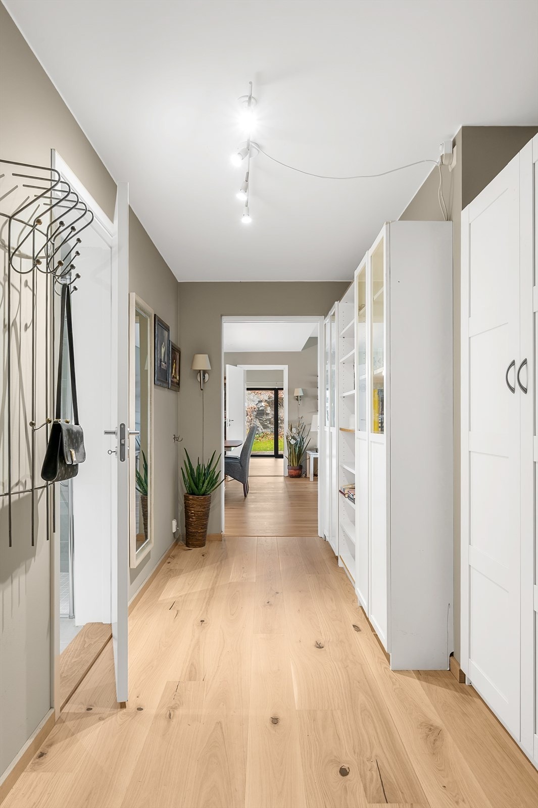 I entréen er det gode muligheter for oppbevaring og henge fra seg yttertøy. Galleribilde