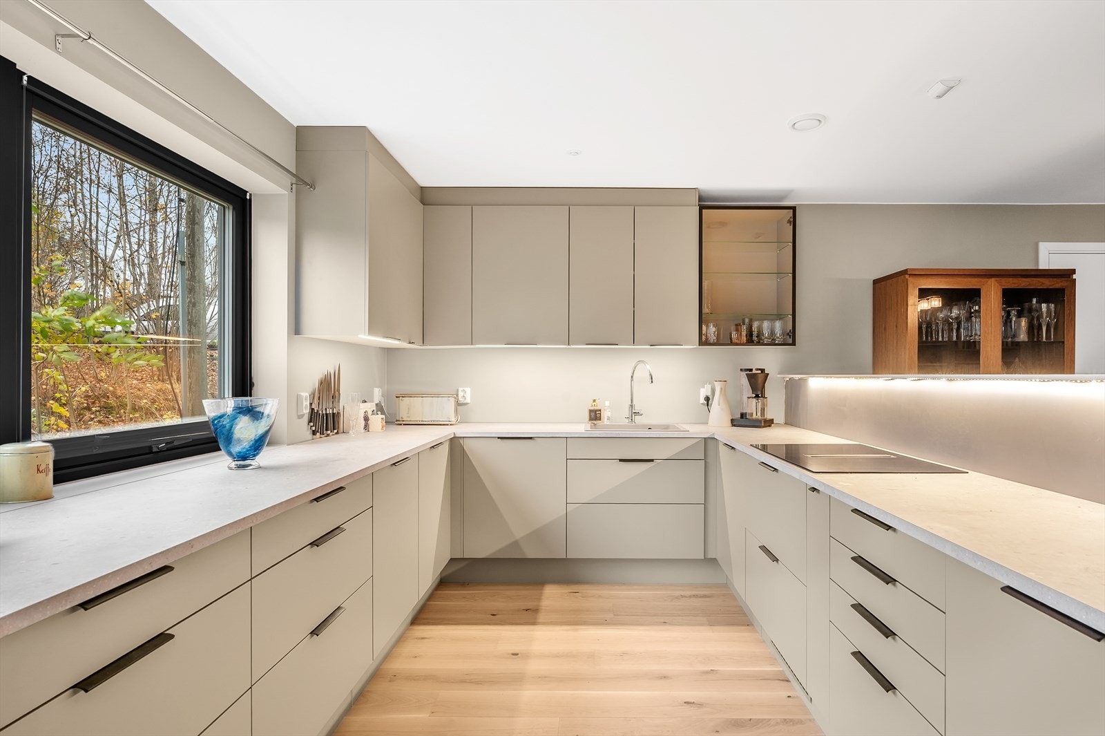 Kjøkkenet har godt med både oppbevarings-og arbeidsplass. Galleribilde