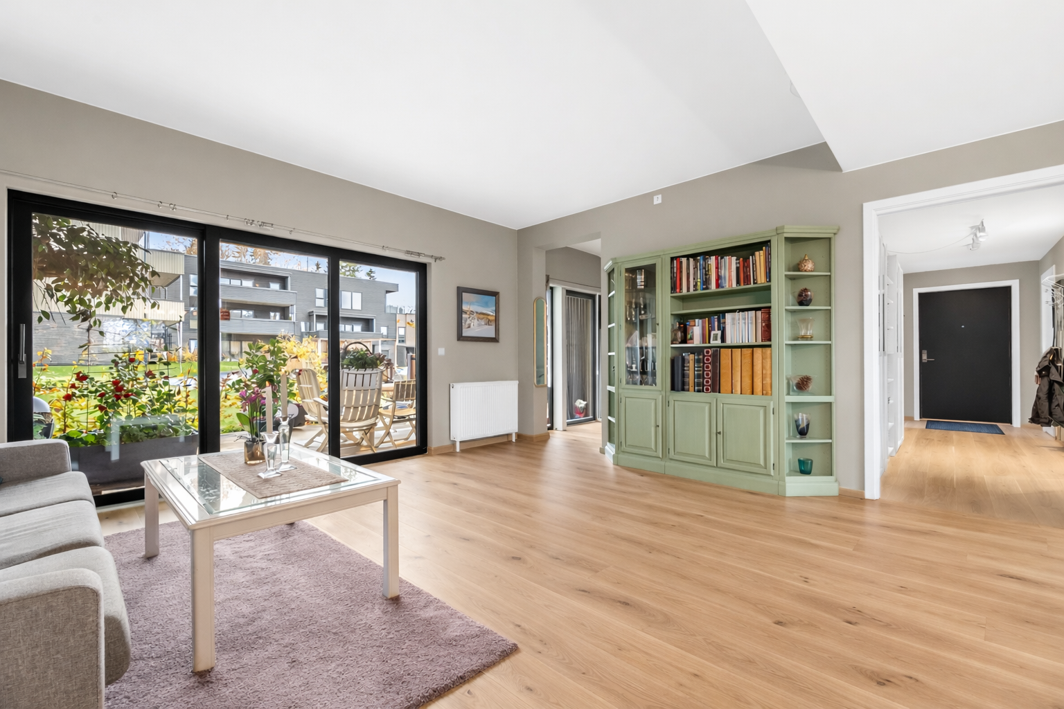 Leiligheten ligger i 1.etasje med alt på en flate og fremstår som moderne og innbydende med god og åpen planløsning. Galleribilde