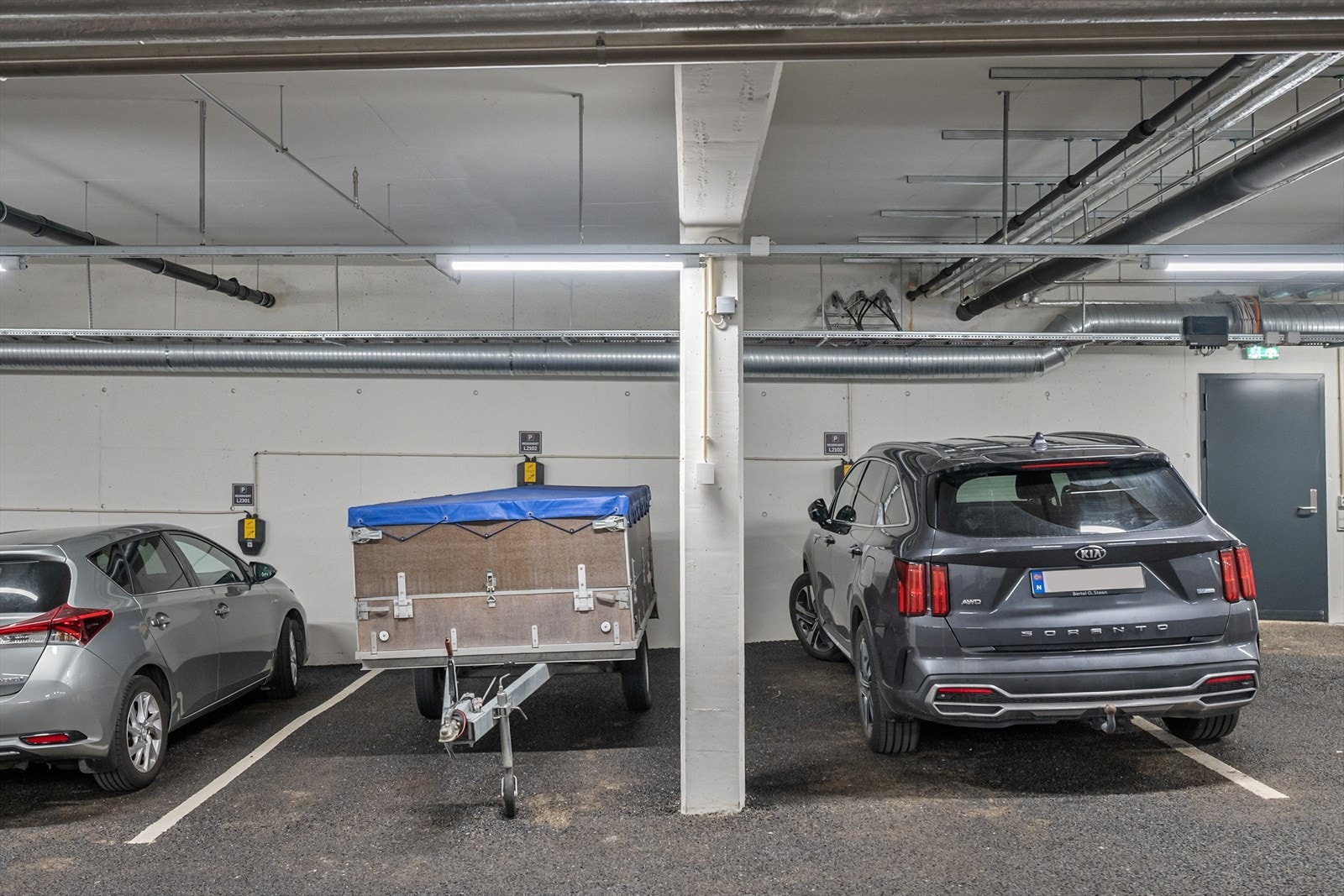 Det medfølger én p-plass i felles garasjeanlegg. Ved et kjøp før jul 2025 følger det med ytterligere en parkeringsplass. Galleribilde