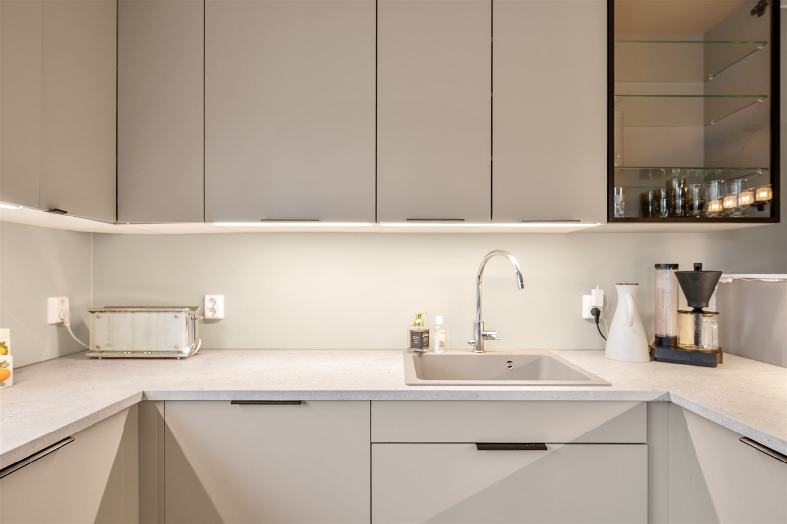 Integrerte hvitevarer som induksjonstopp, stekeovn og oppvaskmaskin bidrar til et sømløst uttrykk. Galleribilde