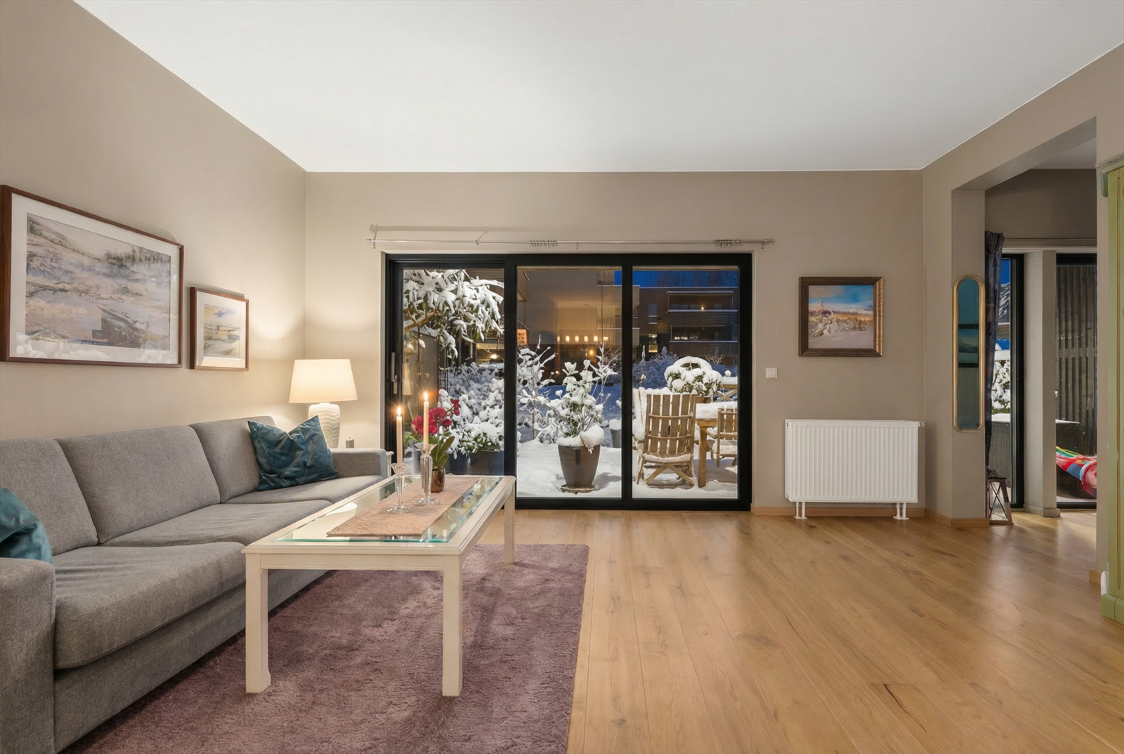 Fra stuen er det adkomst til en stor terrasse på 21,5 kvm. Galleribilde