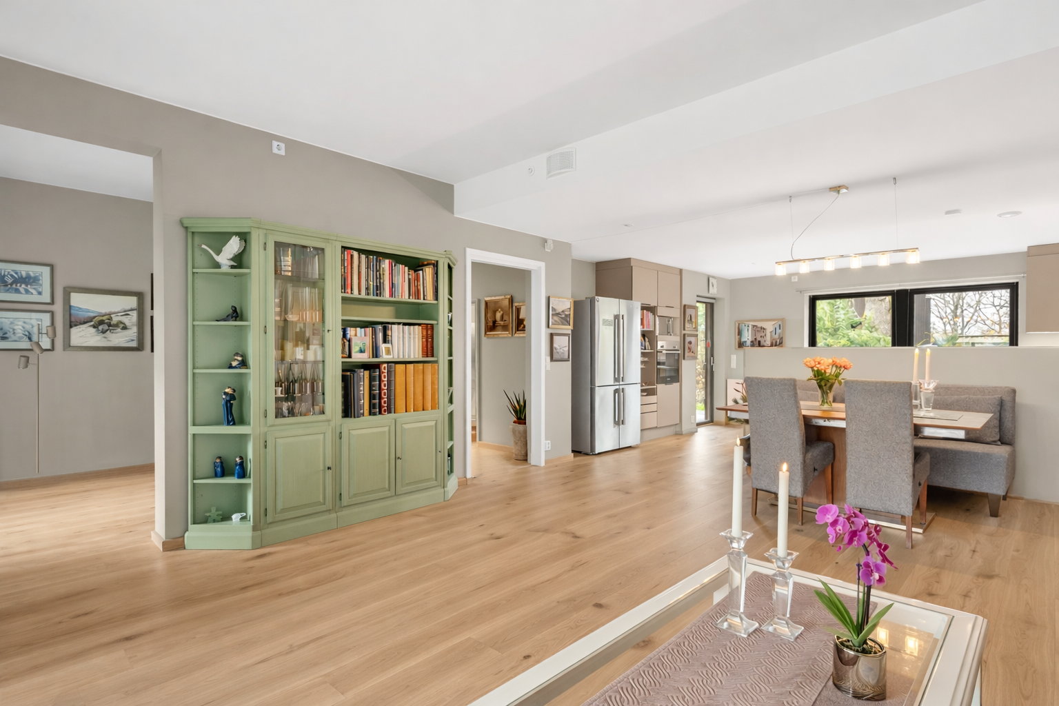 Stuen ligger i åpen løsning med kjøkkenet, og sammen danner de et stort, innbydende og gjennomgående allrom med luftig atmosfære, ekstra takhøyde og naturskjønt utsyn. Galleribilde