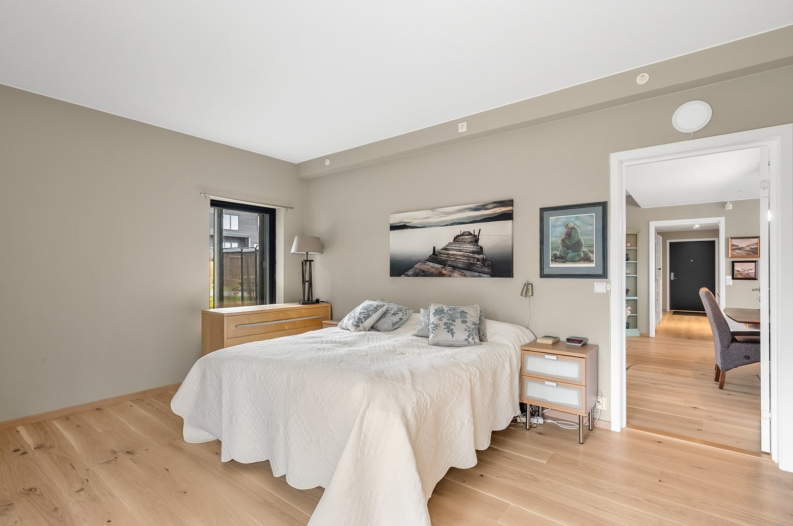 Fra stuen kommer du til leilighetens hovedsoverom. Galleribilde