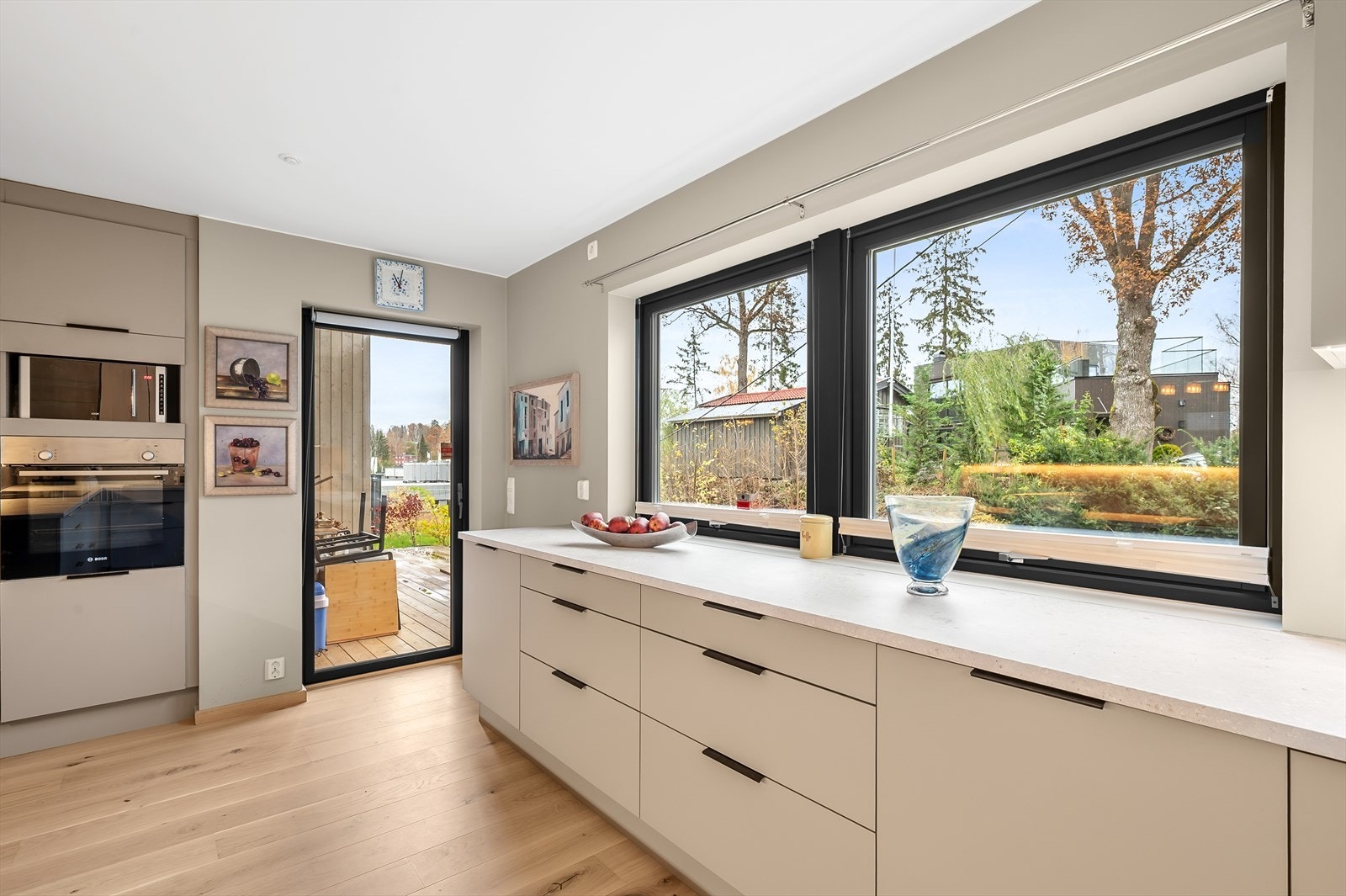 Fra kjøkkenet er det utgang til en av leilighetens tre terrasser. Galleribilde