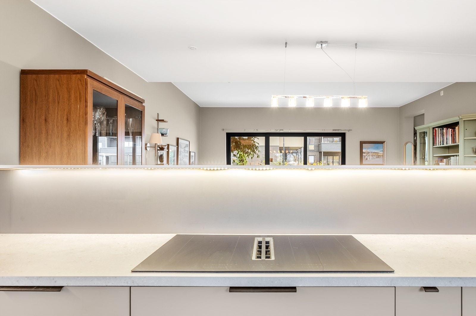 Induksjonstopp med integrert ventilator for å bevare det stilrene uttrykket. Galleribilde