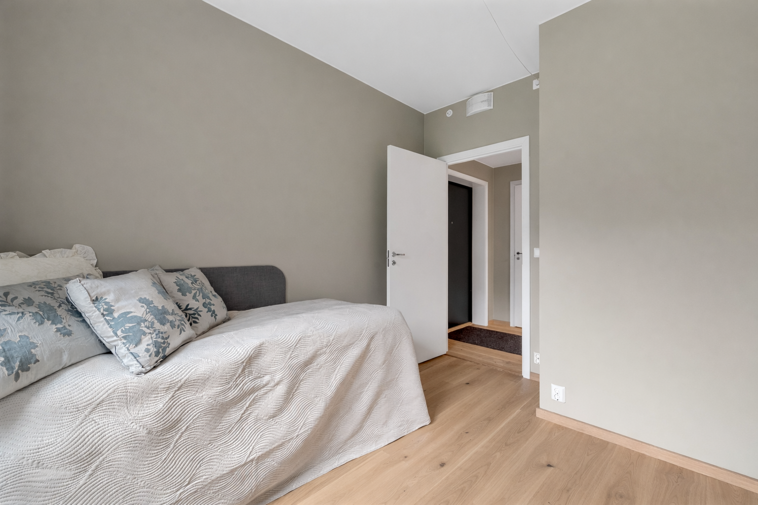 Her er det plass til seng, garderobeskap og et skrivebord. Galleribilde