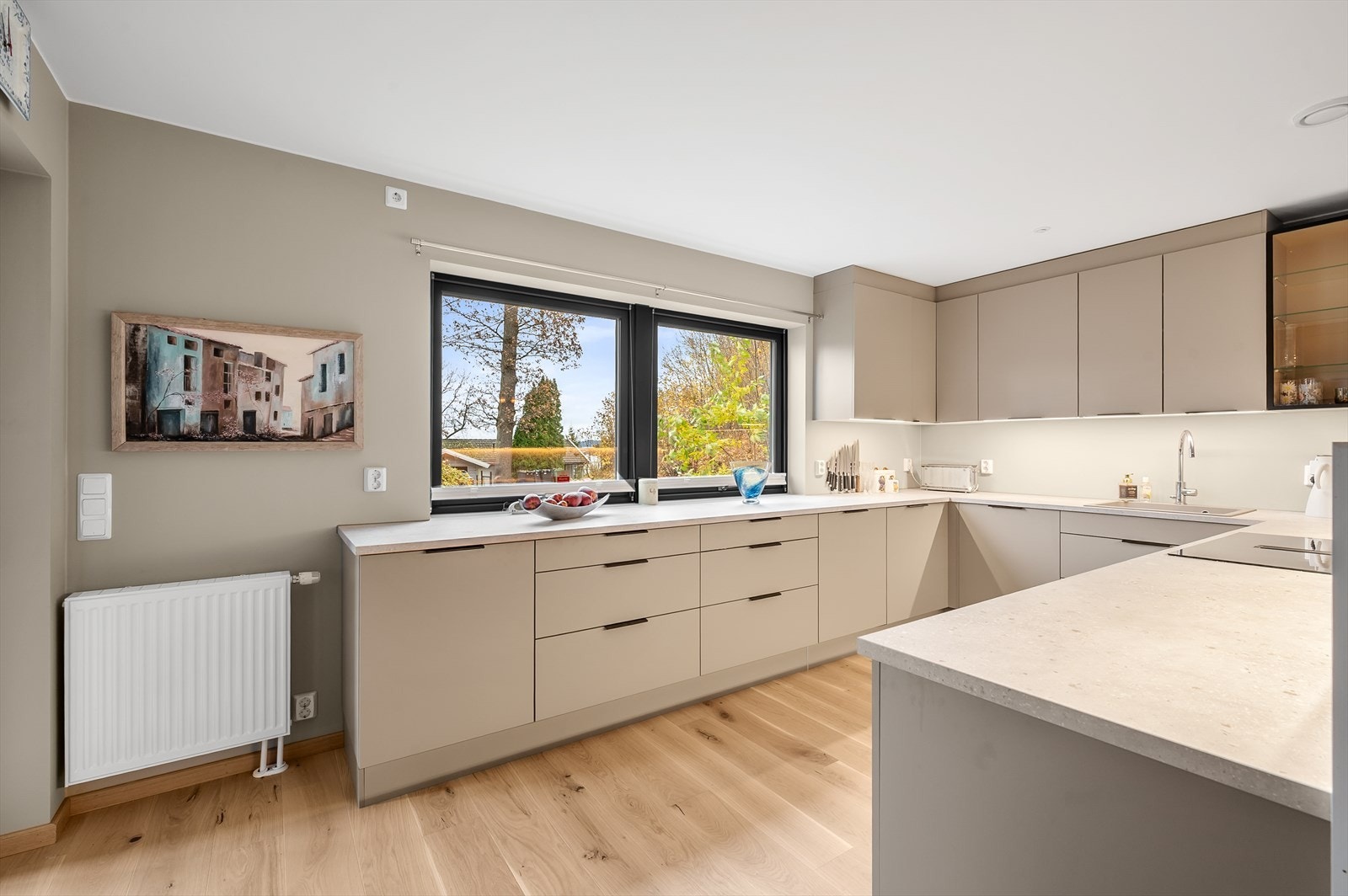 Kjøkkenet er arkitekttegnet for en optimal utnyttelse. Galleribilde