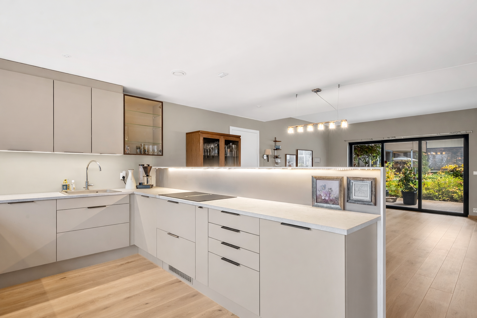 Innredningen fra HTH har beige, glatte fronter som glir sømløst inn i allrommet. Galleribilde