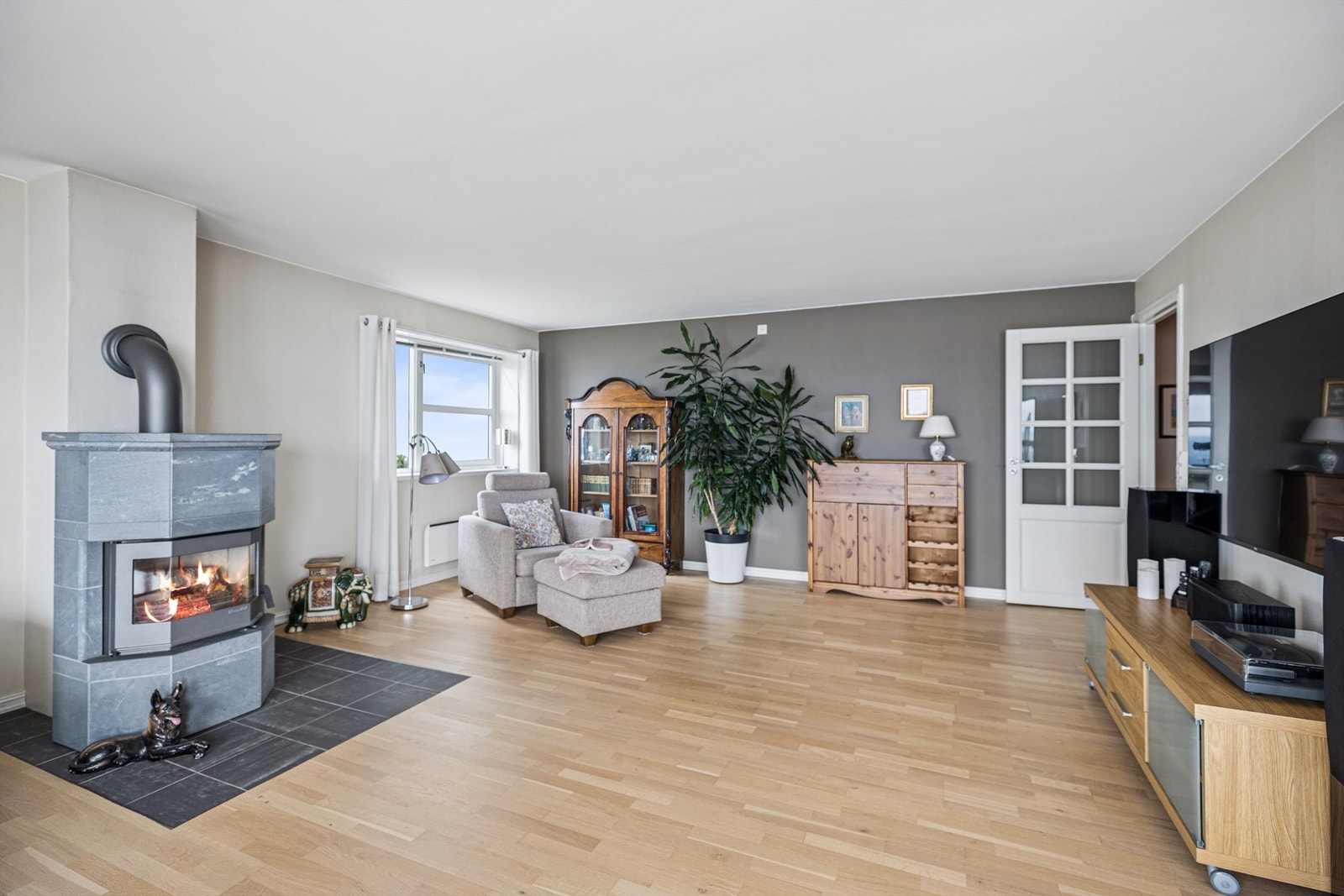 For ekstra hygge og varme på kalde kvelder kan det fyres opp i den flotte klebersteinsovnen. Galleribilde