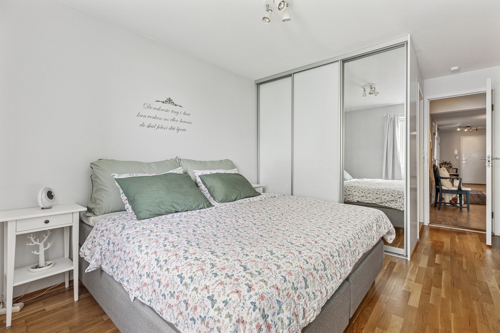 Boligen har tre soverom av god størrelse. Hovedsoverommet har adkomst til eget bad. Galleribilde