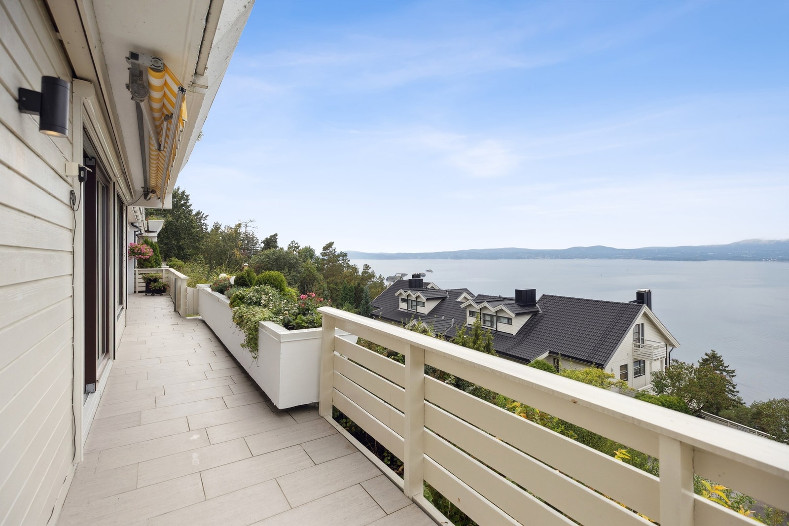 Man har veldig god utsikt fra eiendommen til inn- og utseilingen til Oslo. Galleribilde