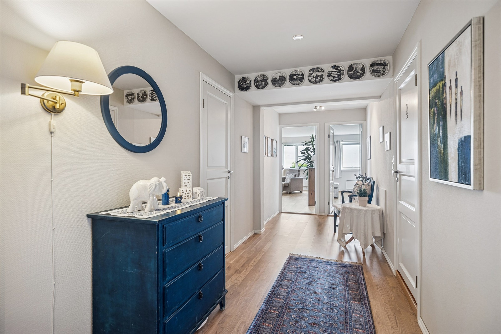 Fra gangen er det adkomst til alle rom i leiligheten. Galleribilde