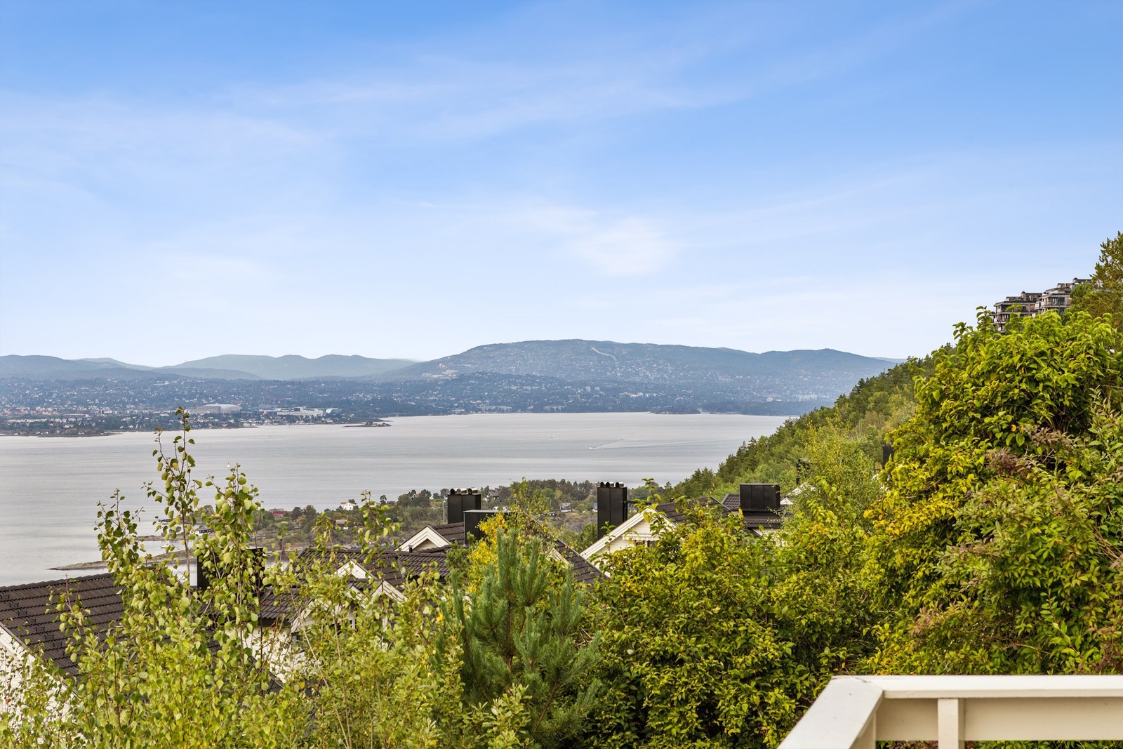 Vidstrakt utsikt fra terrassen. Galleribilde