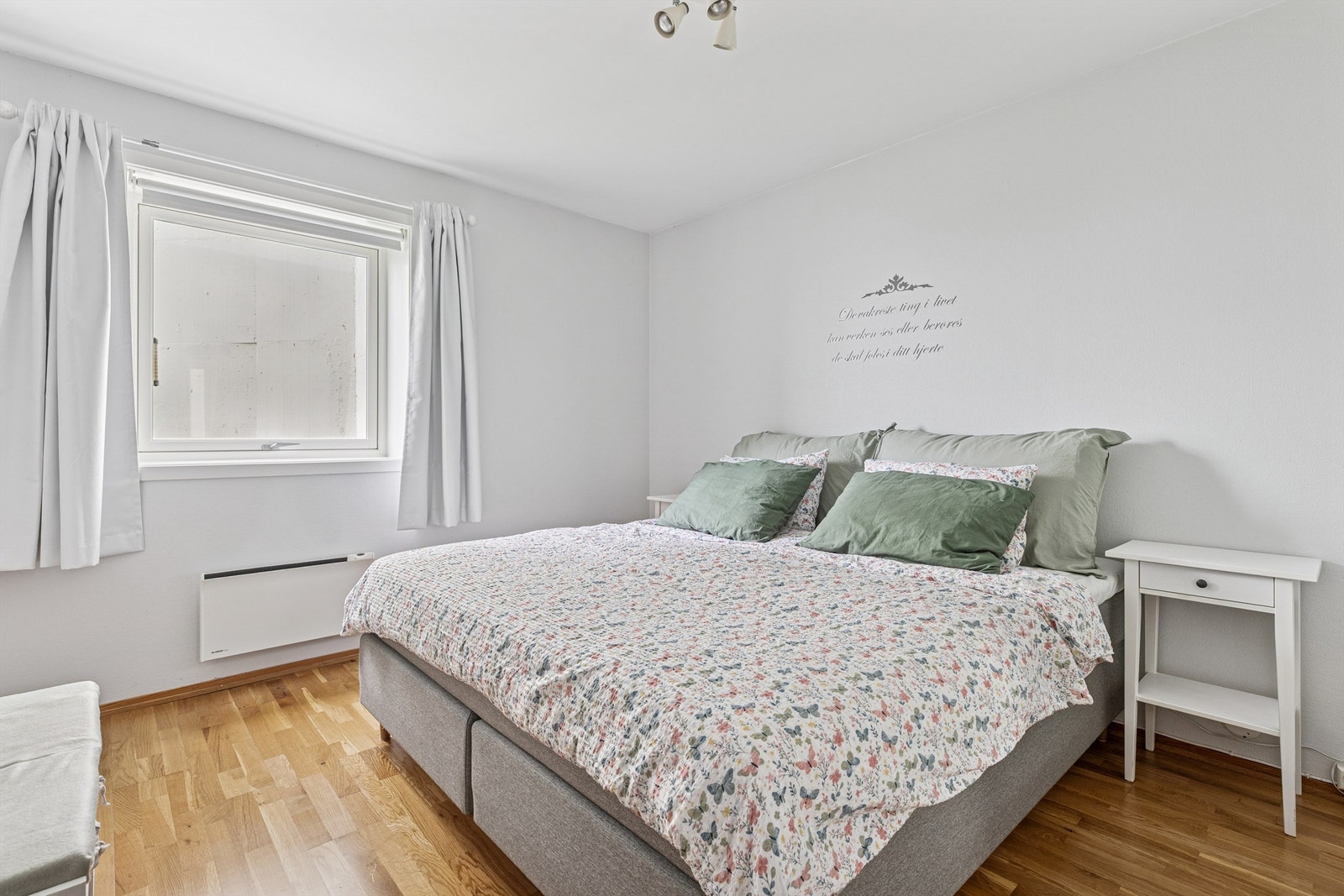 Her er det plass til stor dobbeltseng og tilhørende nattbord. En stor skyvedørsgarderobe med speildører gir gode oppbevaringsmuligheter. Galleribilde