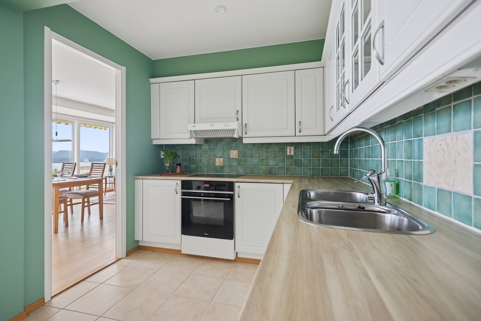 Fra spisestuen og gangen har man direkte adkomst til kjøkkenet. Galleribilde