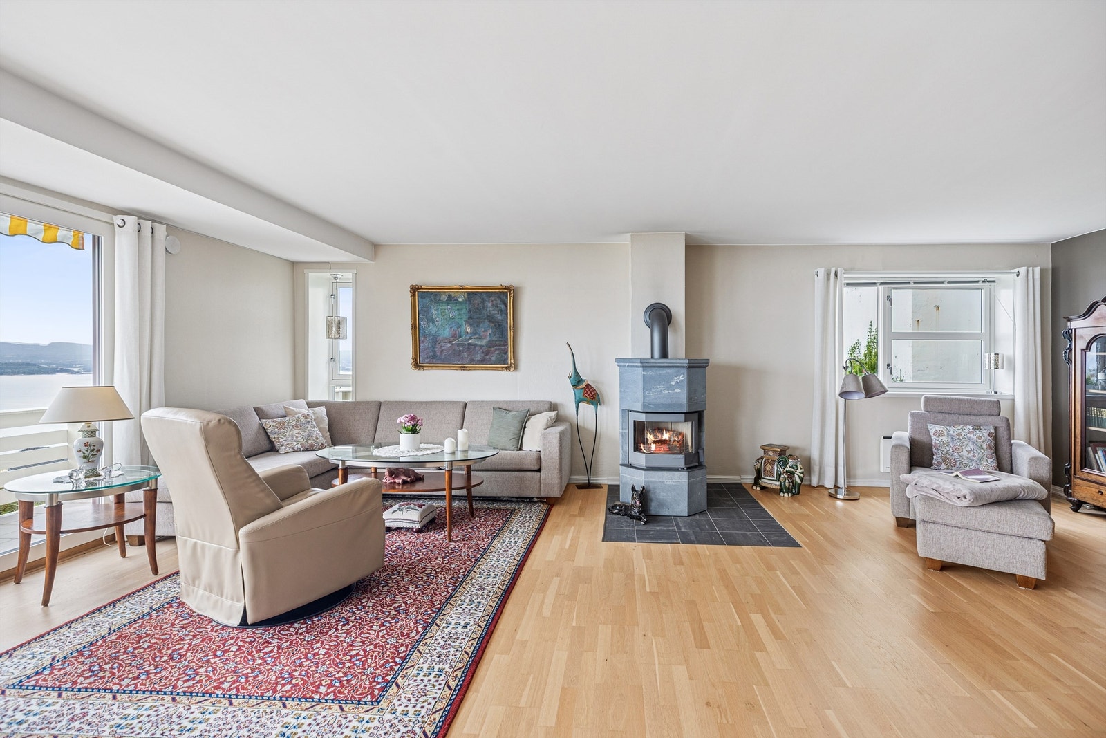 Romløsningen åpner for flere innredningsmuligheter og har god plass til både sofagruppe, spisegruppe og ønsket møblement. Galleribilde