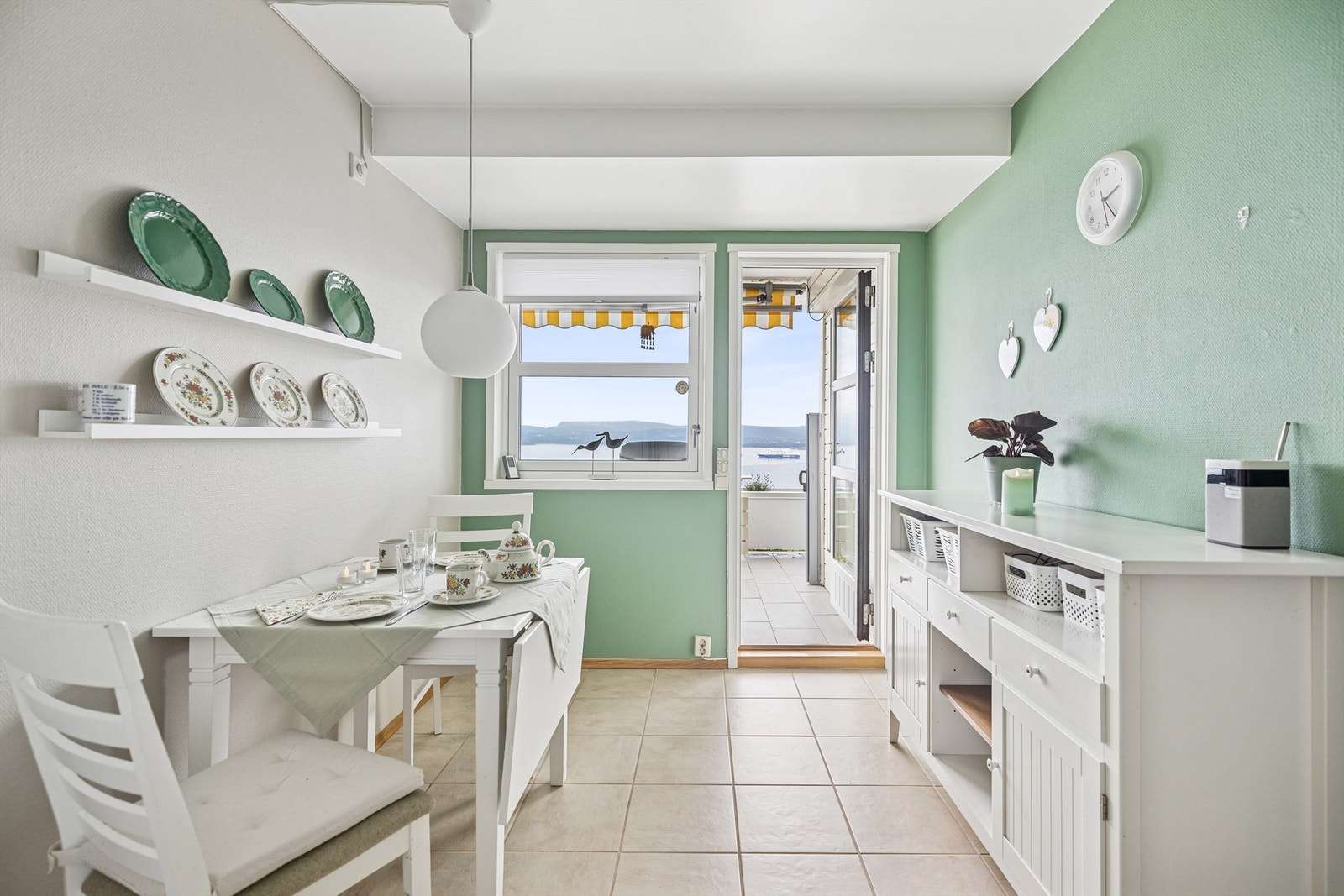 Hyggelig spiseplass på kjøkkenet med adkomst ut til terrassen. Galleribilde