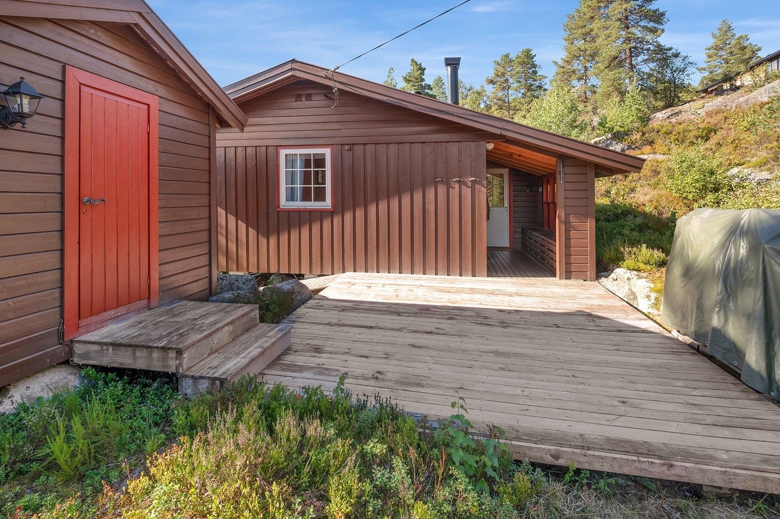 Lun terrasse med plass til sittegrupper, grill m.m. Galleribilde