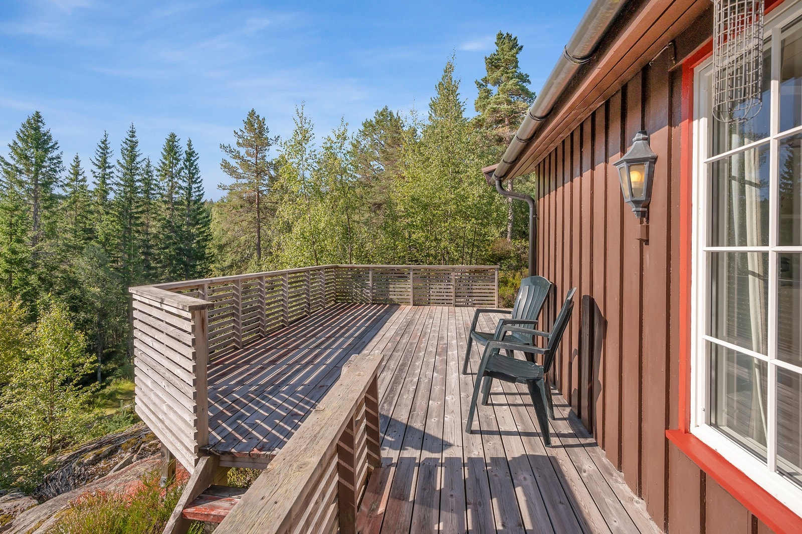 Solrikt og romslig. Ca. 100 meter fra veranda er det oppkjørte skiløyper om vinteren. Galleribilde