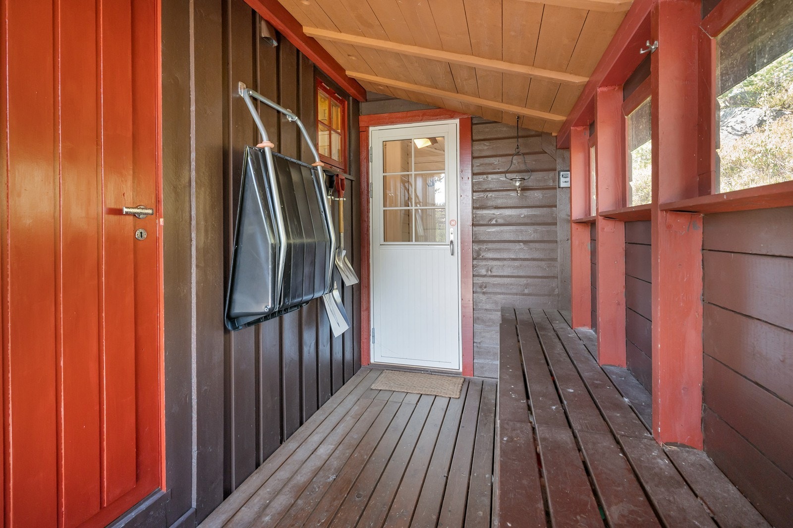 Overbygd inngangsparti - fritt for snø på vinterhalvåret. Bod inn døren til venstre med god plass til oppbevaring. Galleribilde