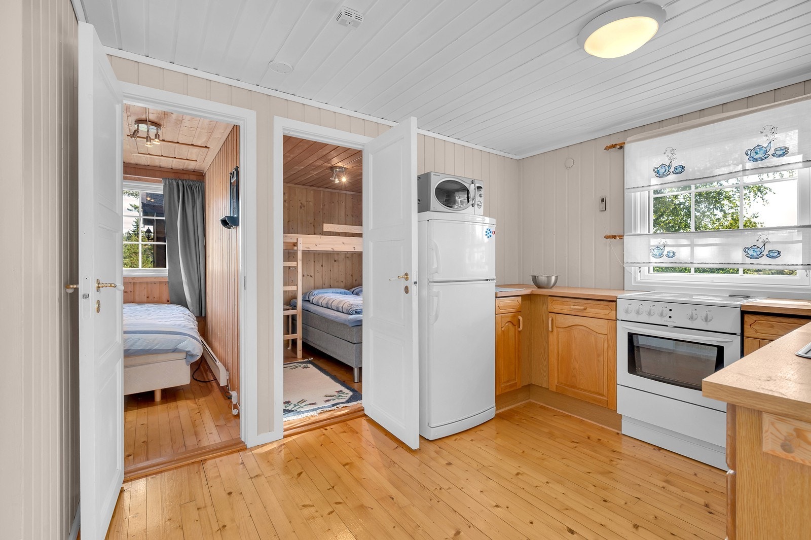 Kjøkken med god skap- og benkeplass. Kjøleskap og ovn følger med i salget. Galleribilde