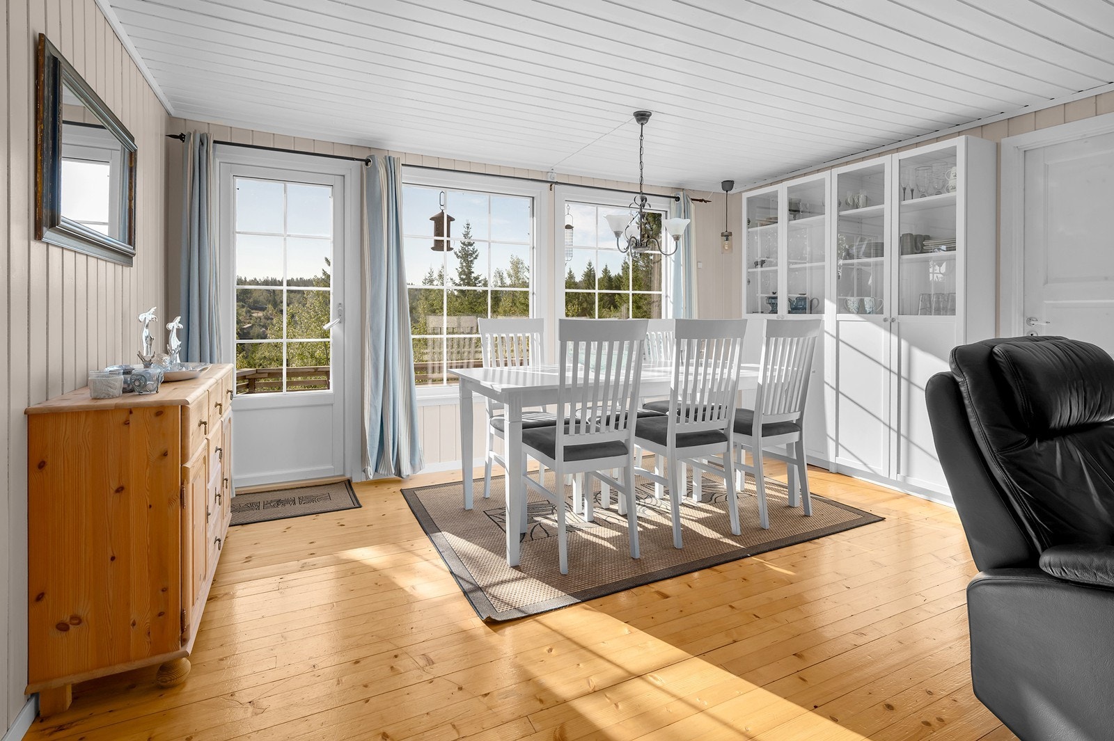 Direkte adgang til romslig og solrik veranda med herlig utsikt fra stuen. Galleribilde