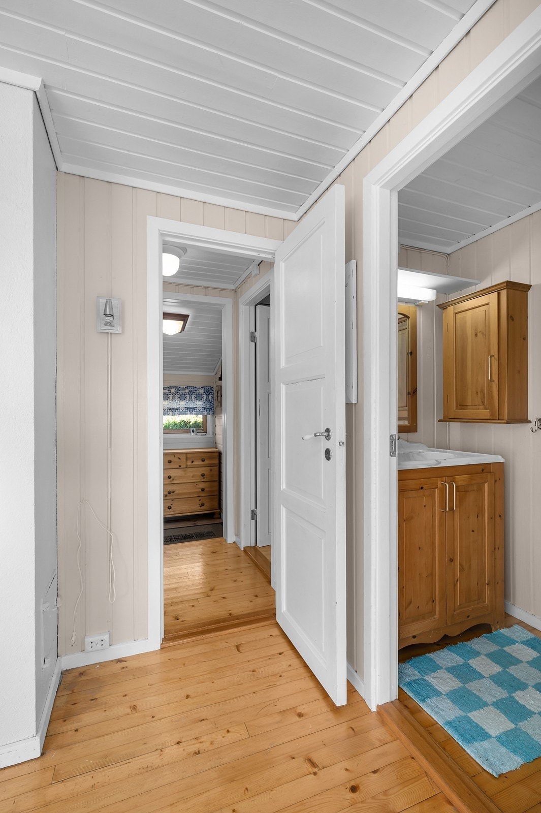 Lys gang med inngang til stellerom og do. Galleribilde