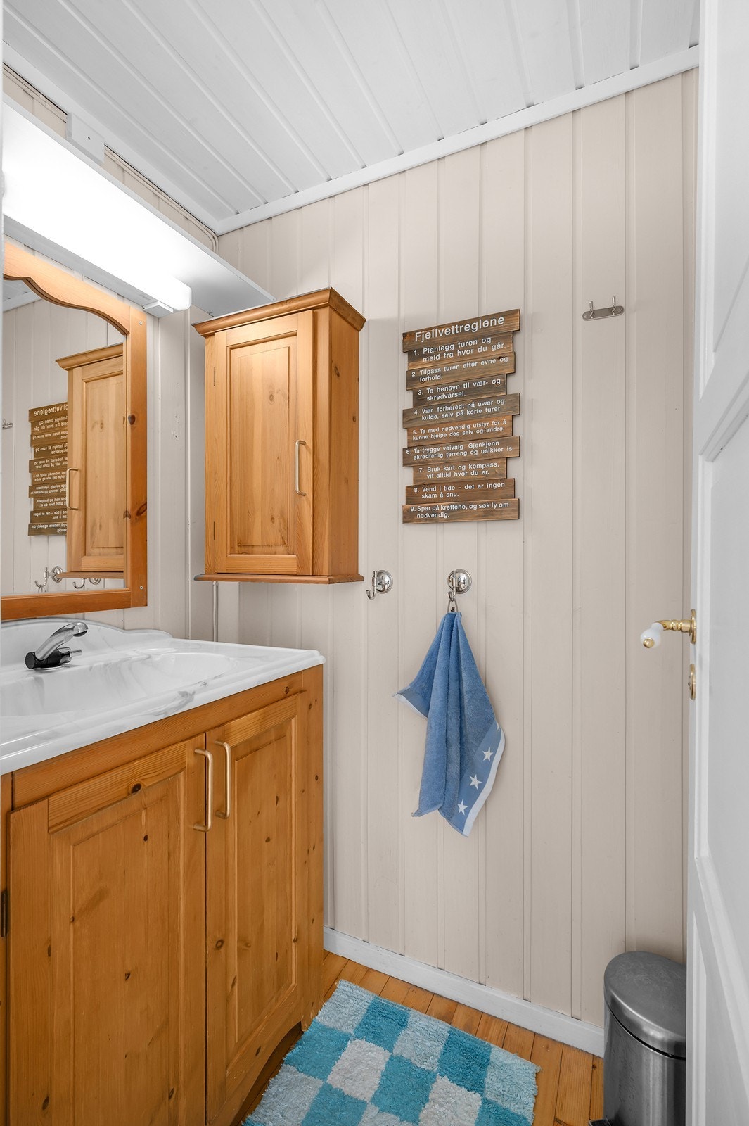 Stellerom med servant og oppbevaringsplass. Galleribilde