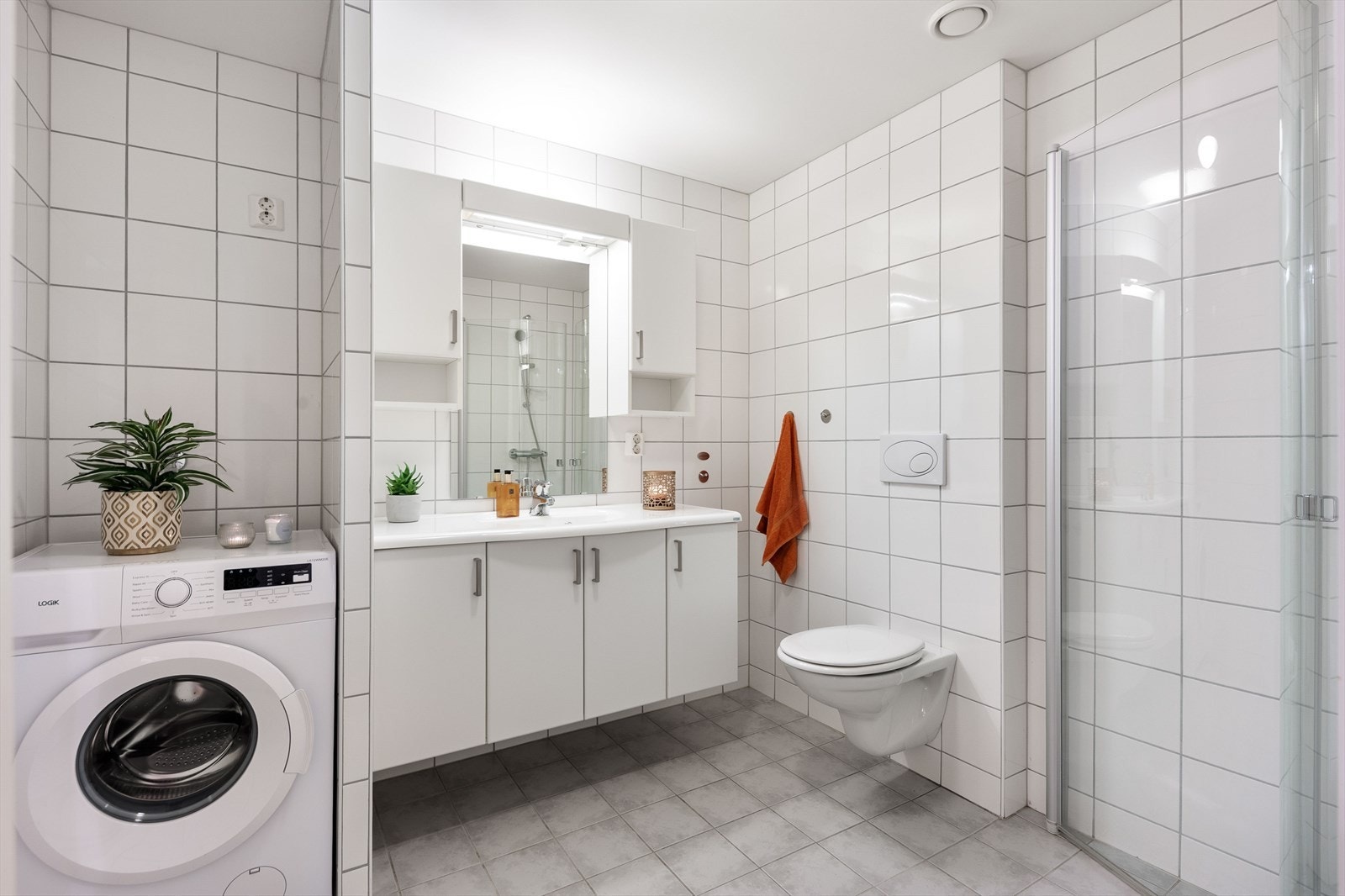 Pent mad med fliser og varme på gulv, fliser på vegger og lysmalt himling. Galleribilde