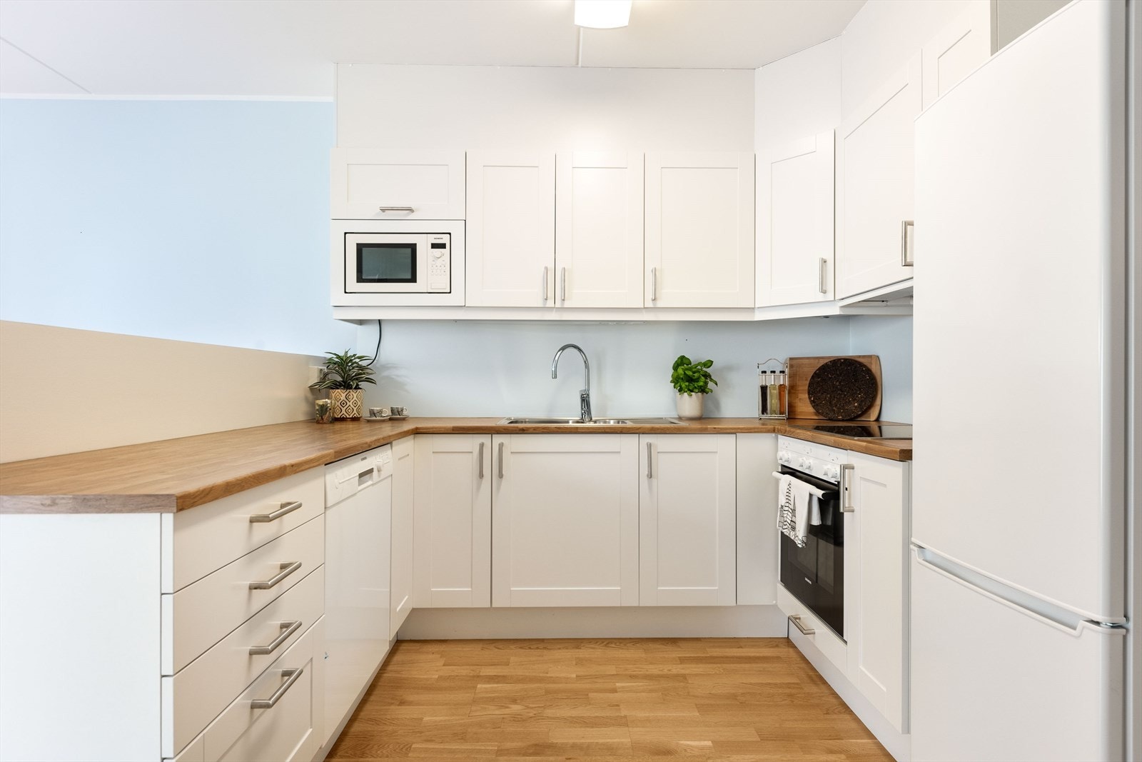 Kjøkkenet har gode oppbevaringsmuligheter i over- og underskap. Hvitevarer på kjøkken medfølger i handelen. Galleribilde